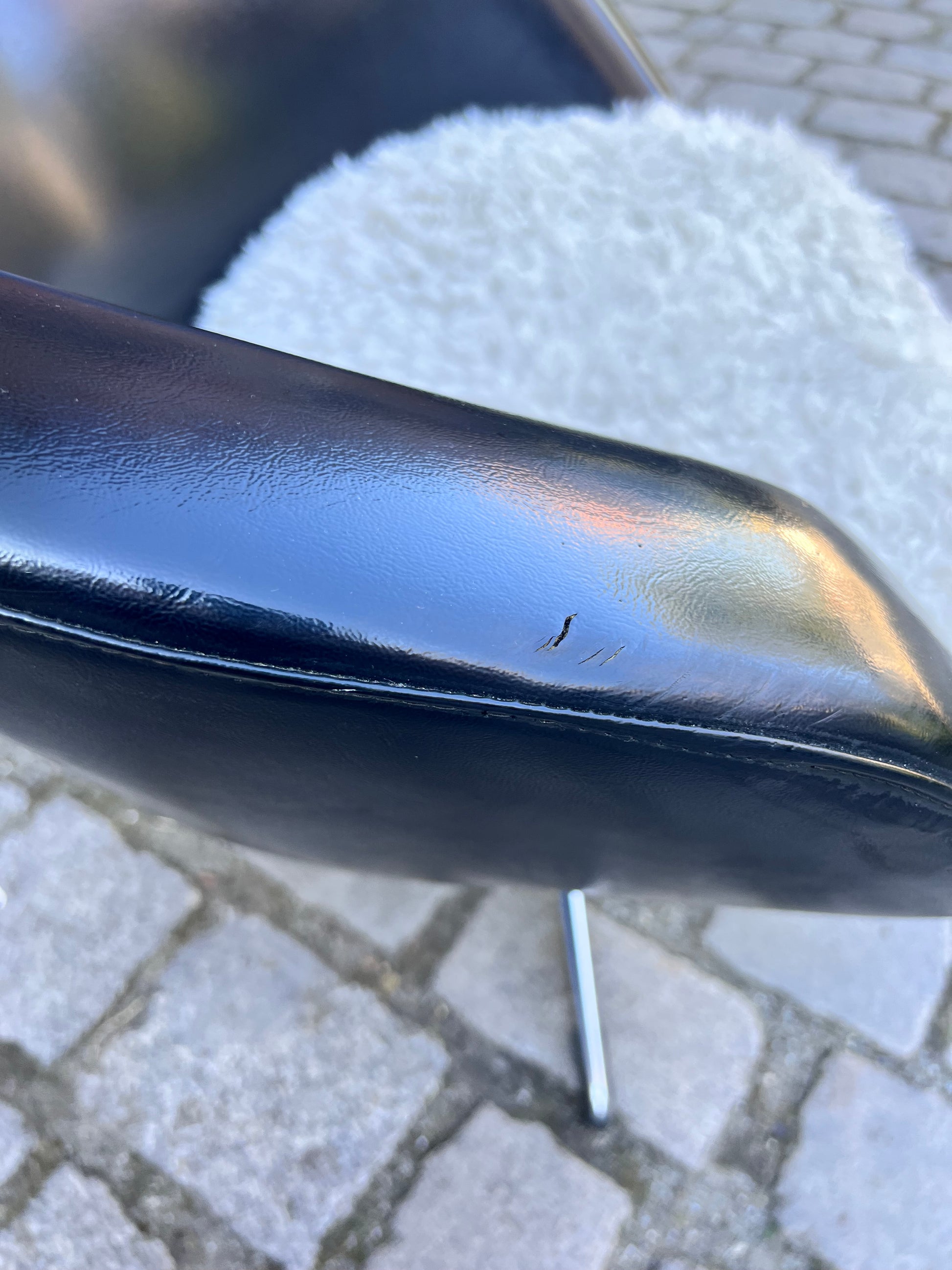 Cocktailsessel Kunstleder mit beigem Fellkissen