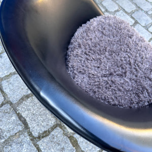 Cocktailsessel Kunstleder mit grauem Fellkissen