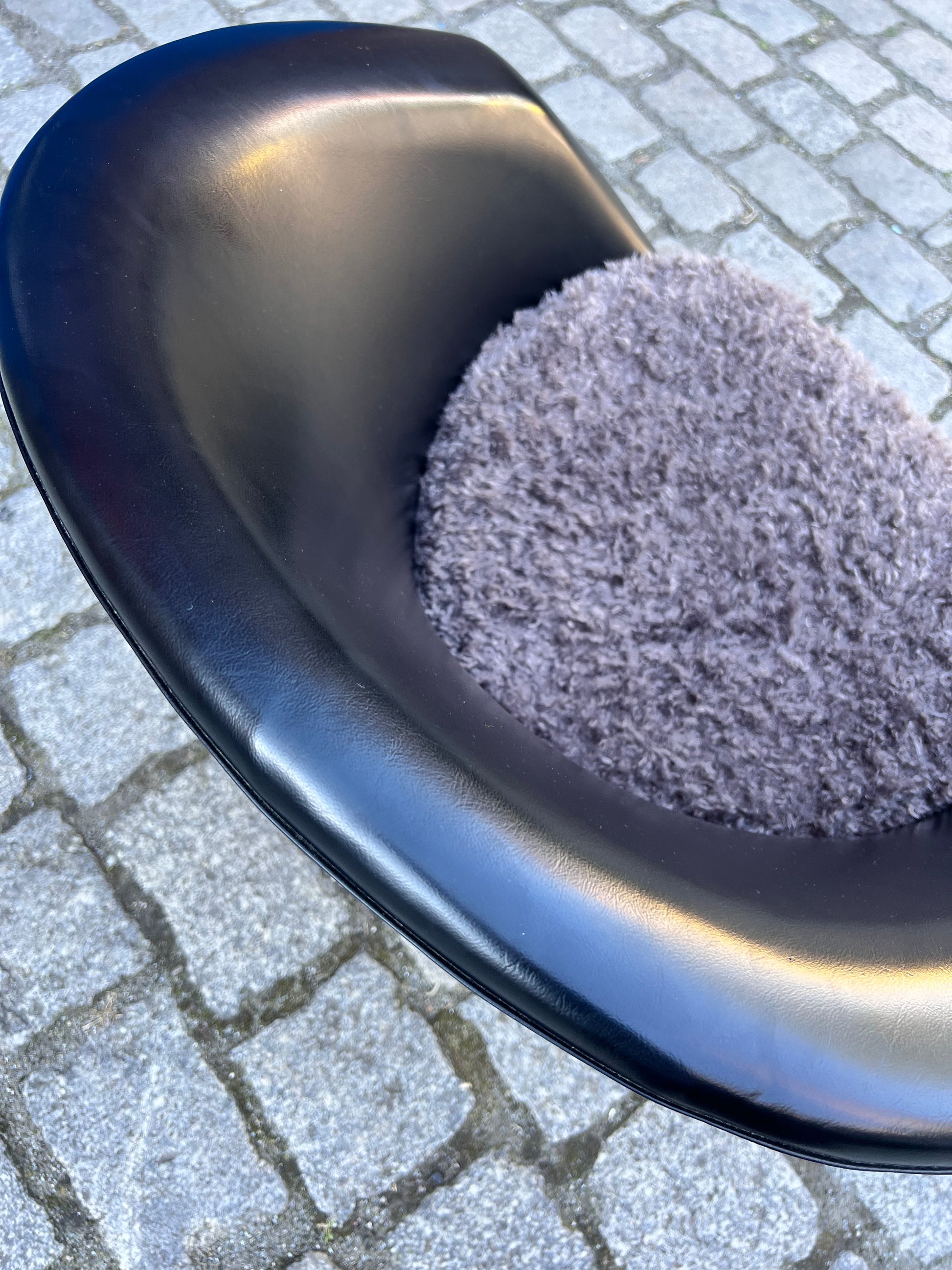 Cocktailsessel Kunstleder mit grauem Fellkissen