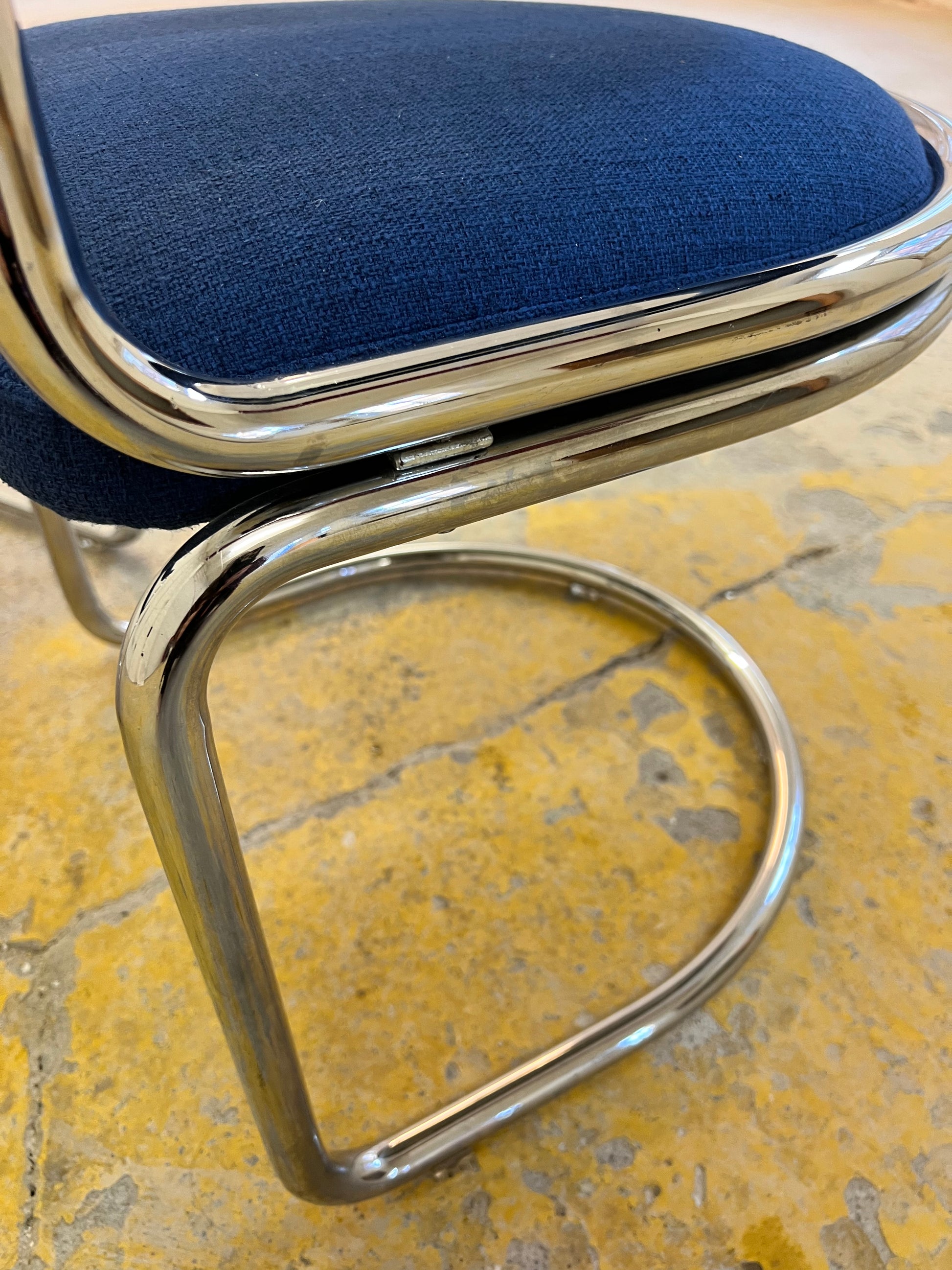 Freischwinger blau Chrom neu gepolstert