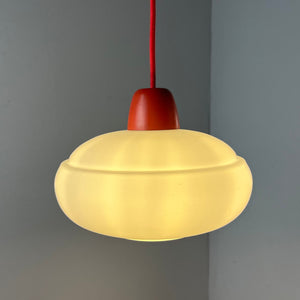 Hängelampe weiß mit rotem Abschluss