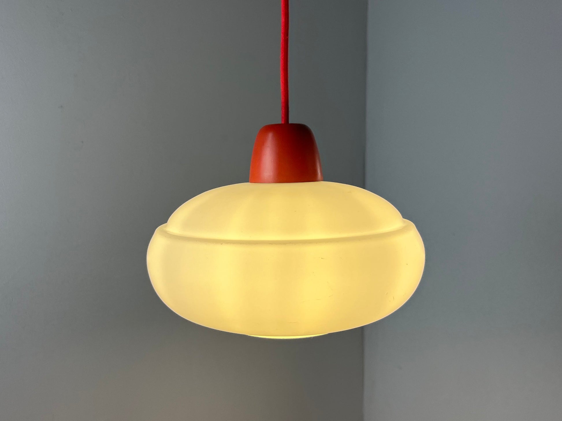Hängelampe weiß mit rotem Abschluss