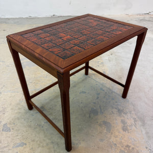 Beistelltisch Teak mit orange gescheckten Fliesen