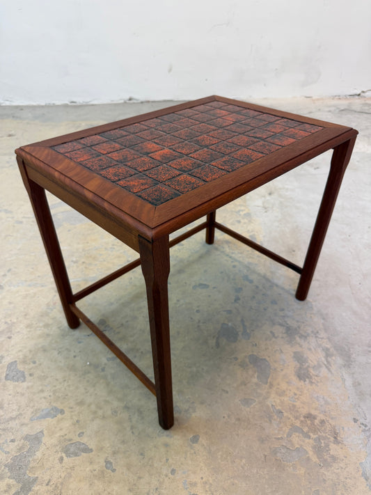 Beistelltisch Teak mit orange gescheckten Fliesen