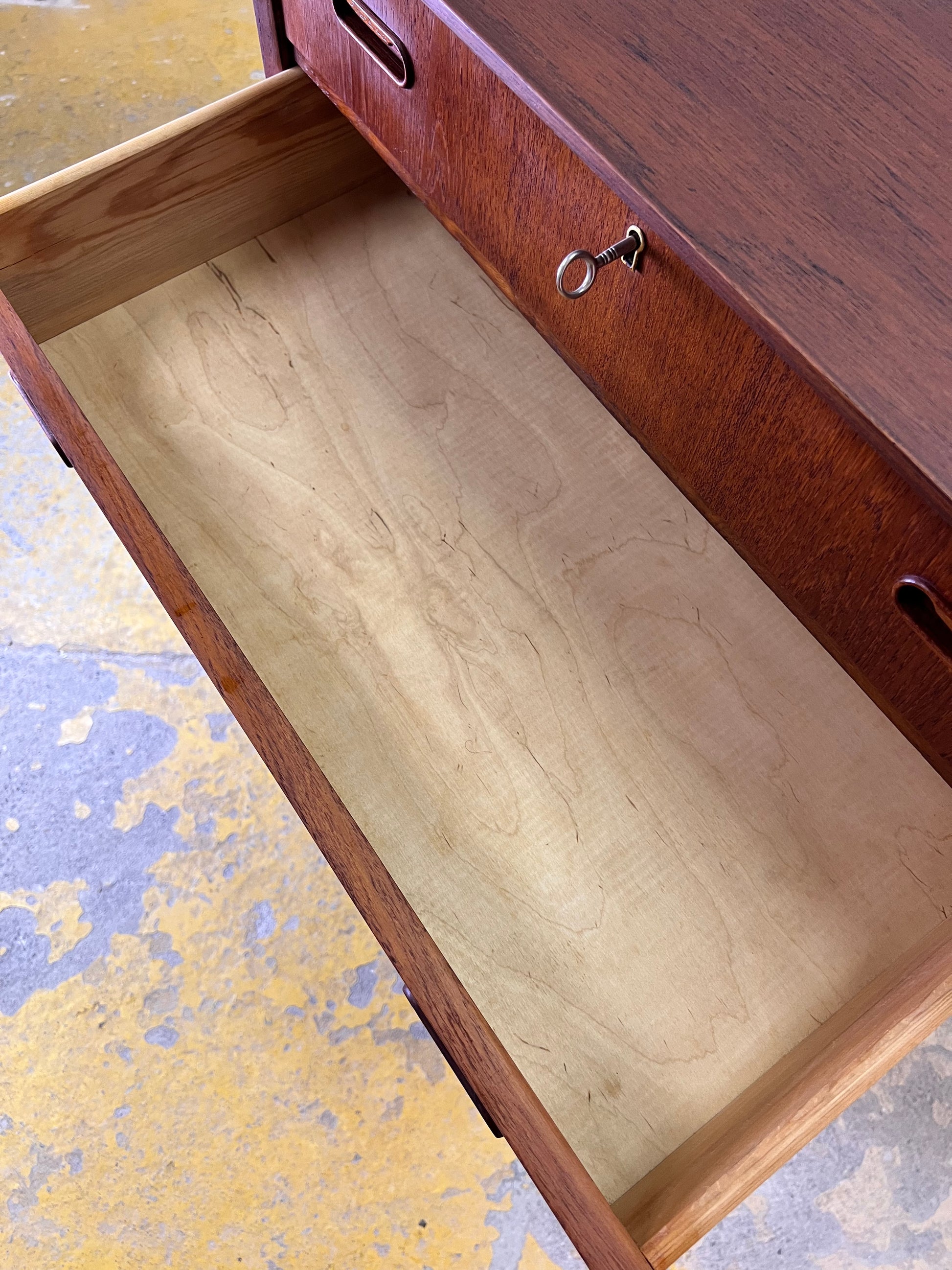 Kommode Teak mit Schloss aus Dänemark