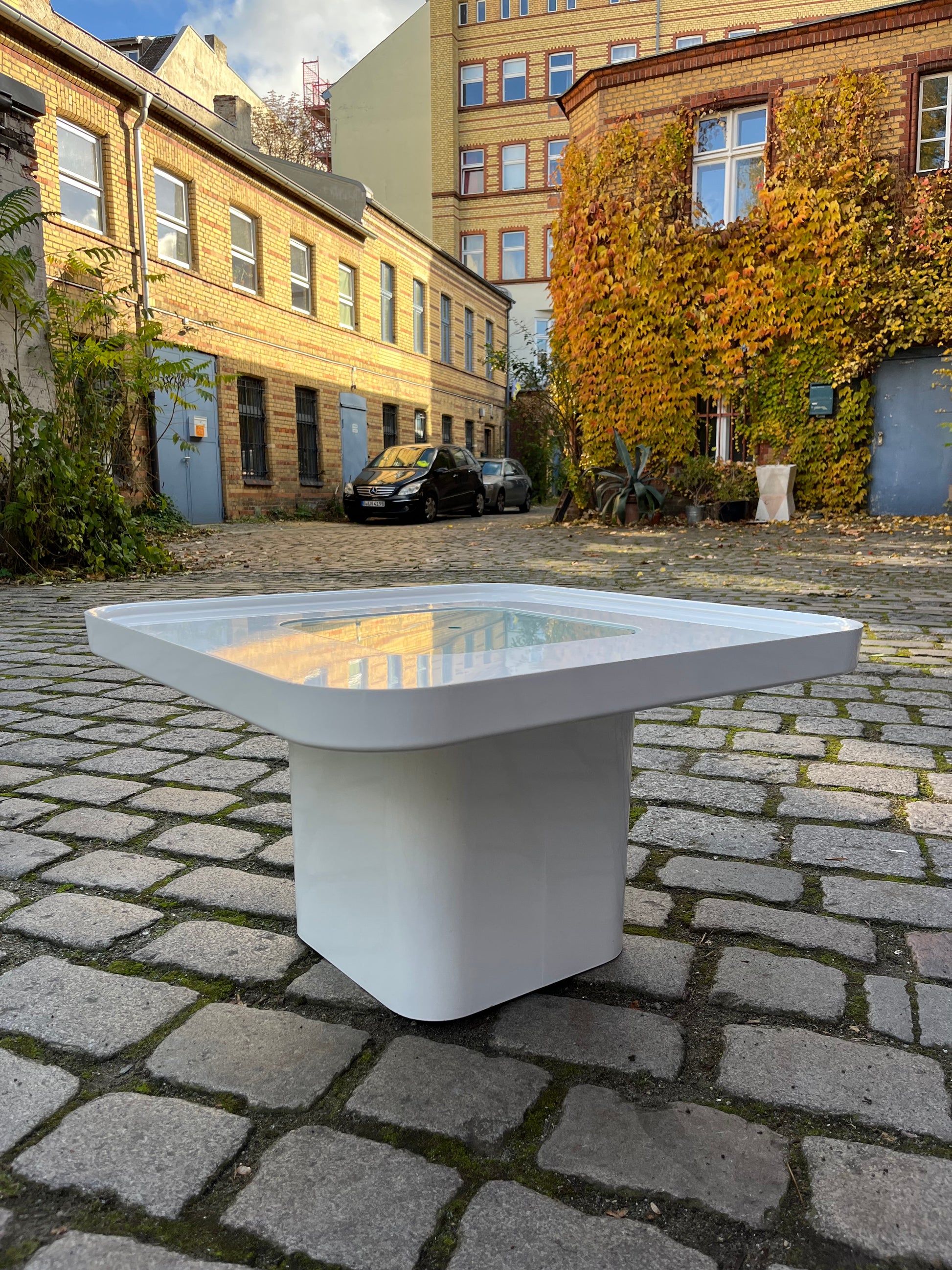 Couchtisch weiß Kunstoff Glas von Peter Ghyczy