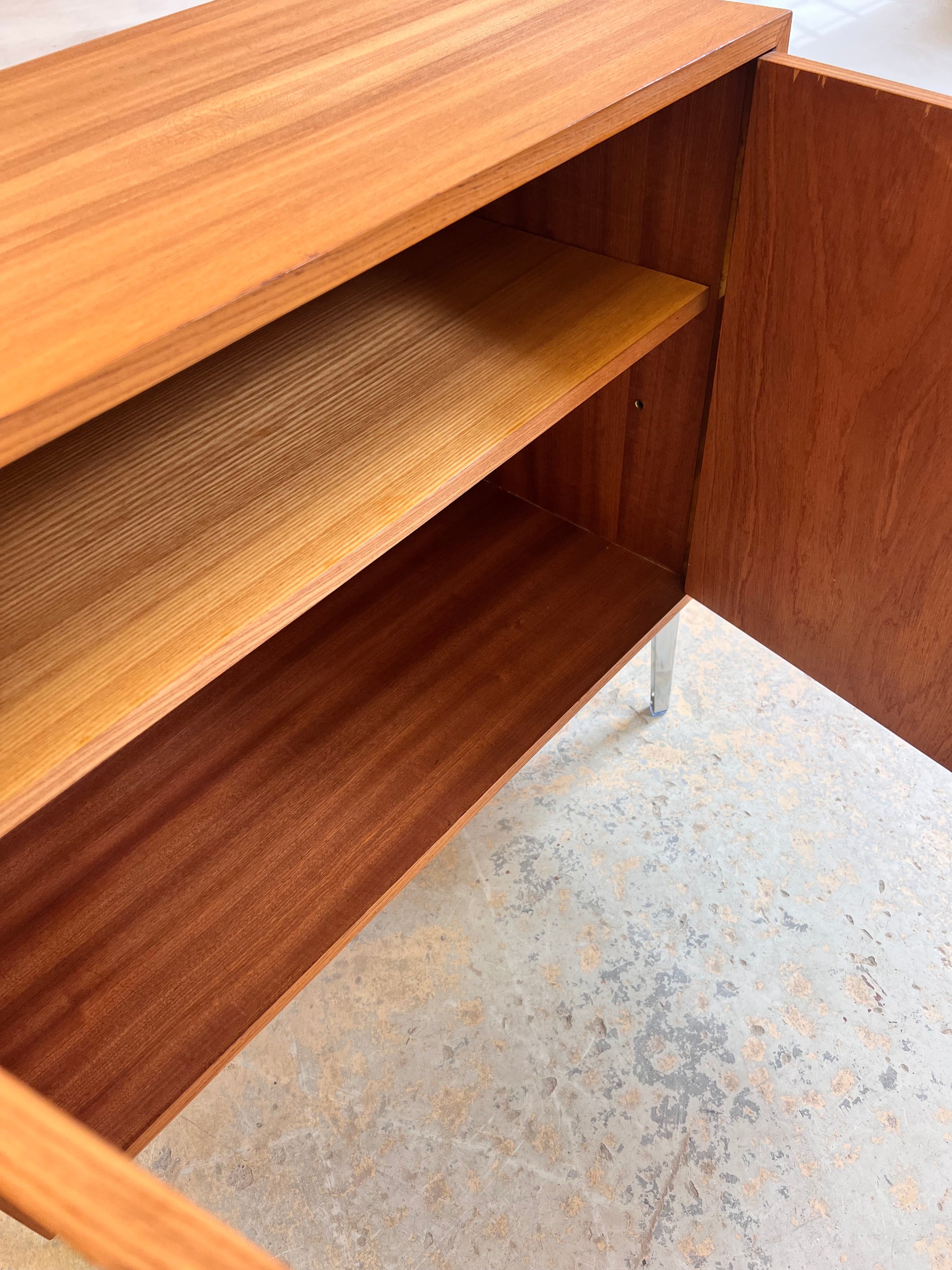 Schrank Esche mit neuen Chromfüßen