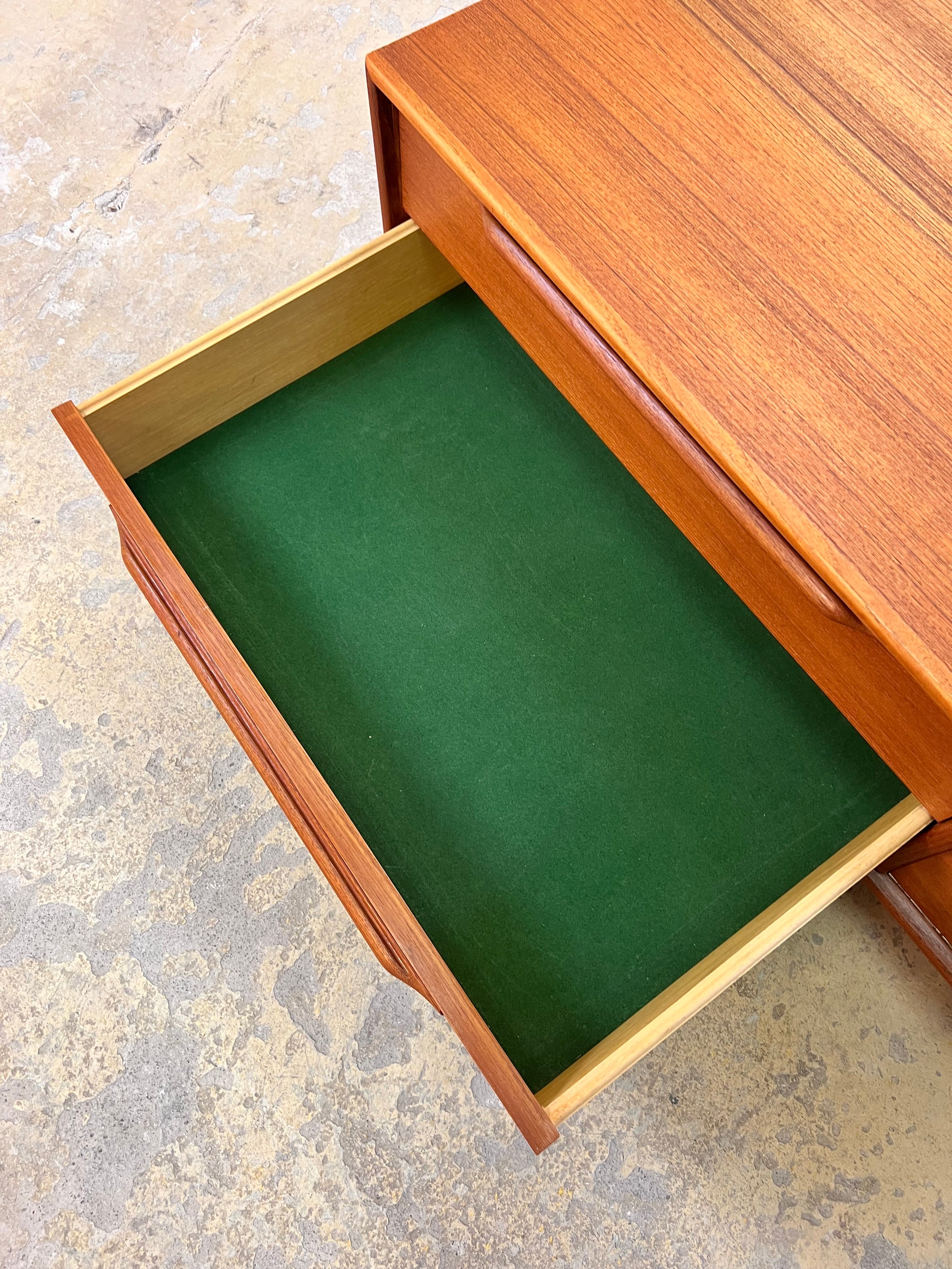 Lowboard Teak mit neuen Metallbeinen von rt Möbel