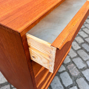 Kommode Teak mit durchgehenden Griffen und Schloss aus Dänemark