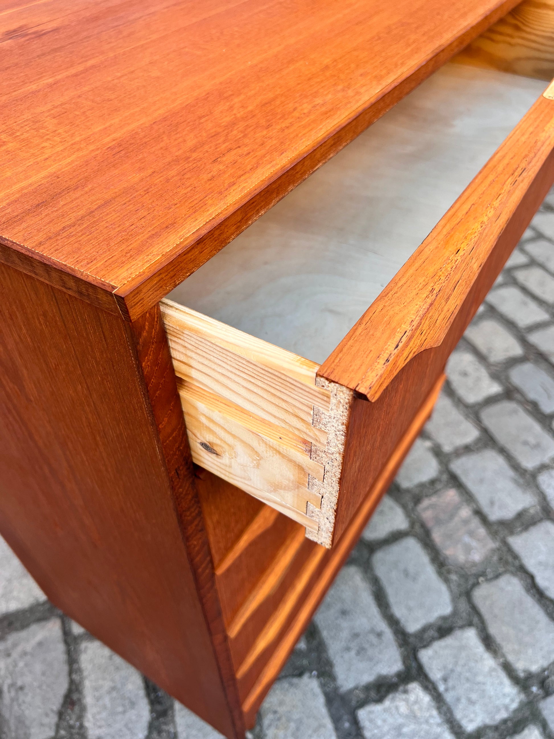 Kommode Teak mit durchgehenden Griffen und Schloss aus Dänemark