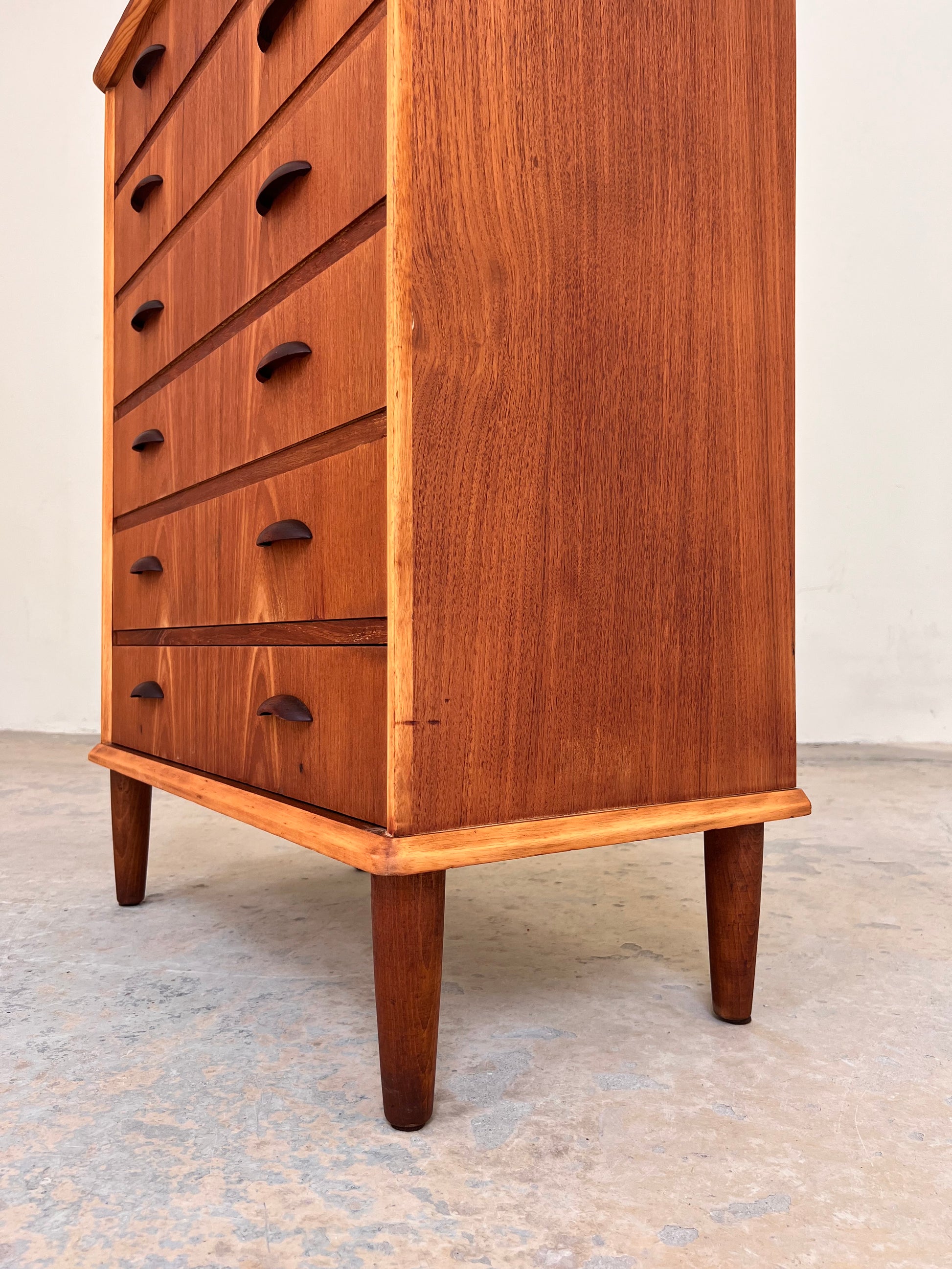 Kommode Teak mit Muschelgriffen & Schloss aus Dänemark
