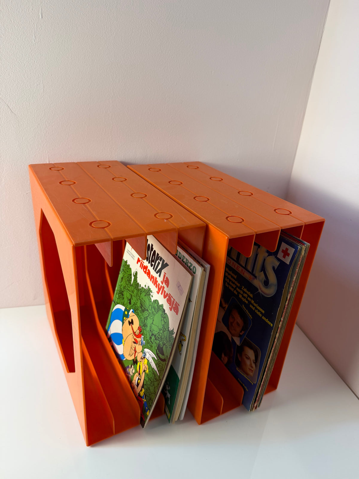 Schallplattenständer orange von Schweizer Design