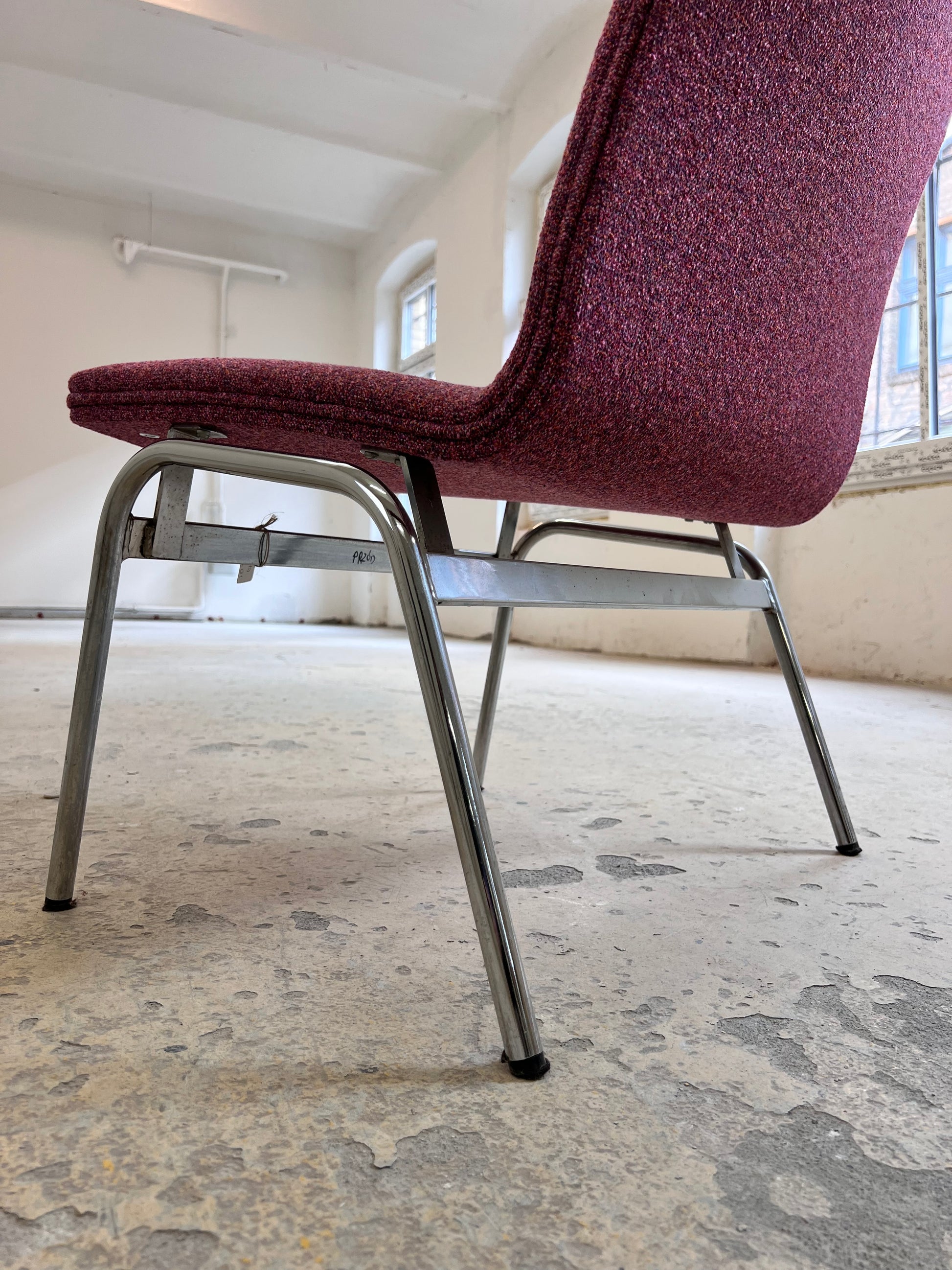 Sessel Lufthavnsstol brombeer-pink Chrom von Anden Arkitekt für Duba Møbelindustri