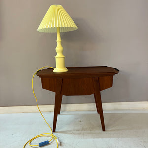 Tischlampe butteryellow neu lackiert