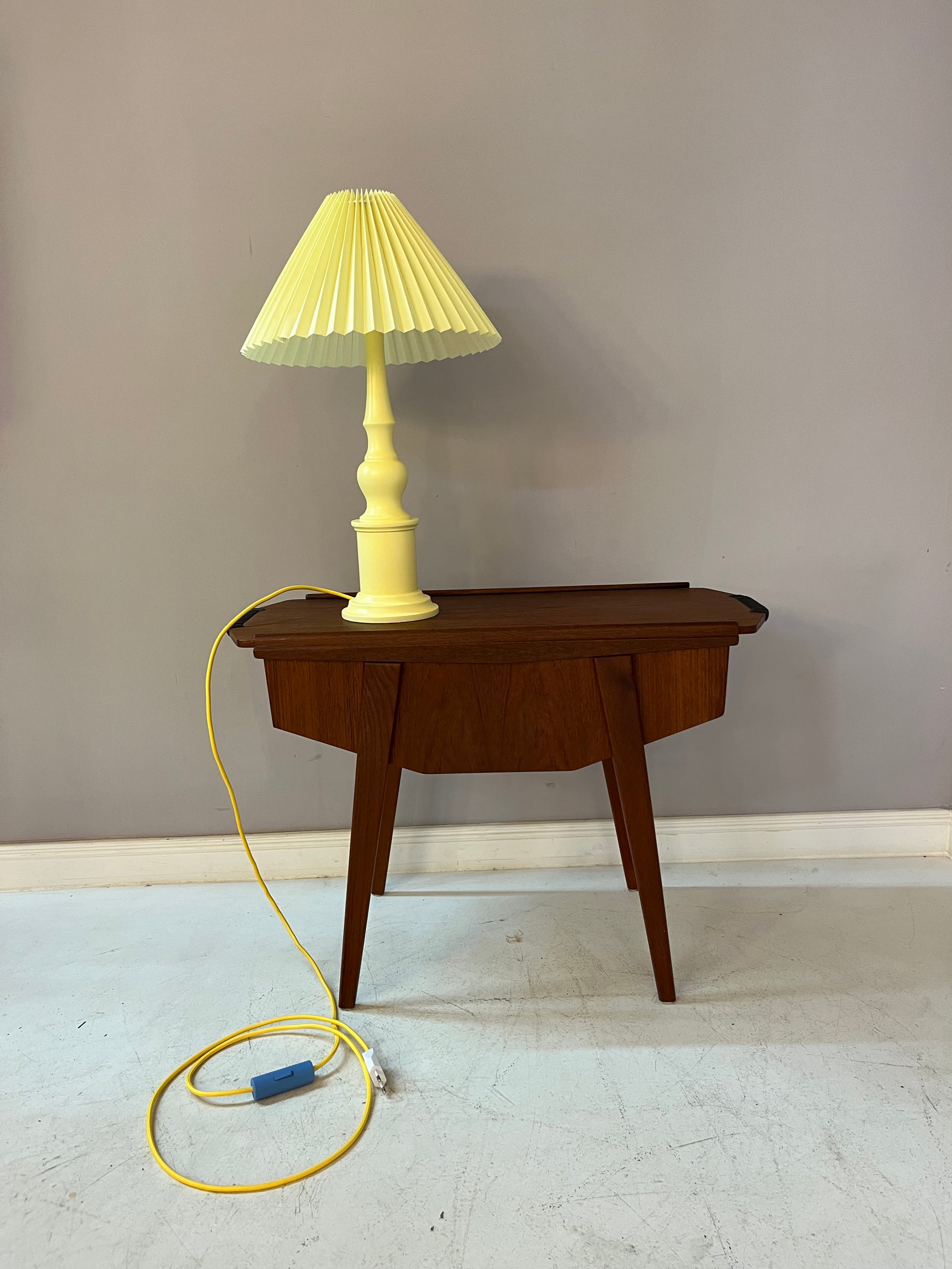 Tischlampe butteryellow neu lackiert