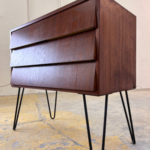 Kommode Nachtschrank Teak auf Hairpinlegs aus Dänemark