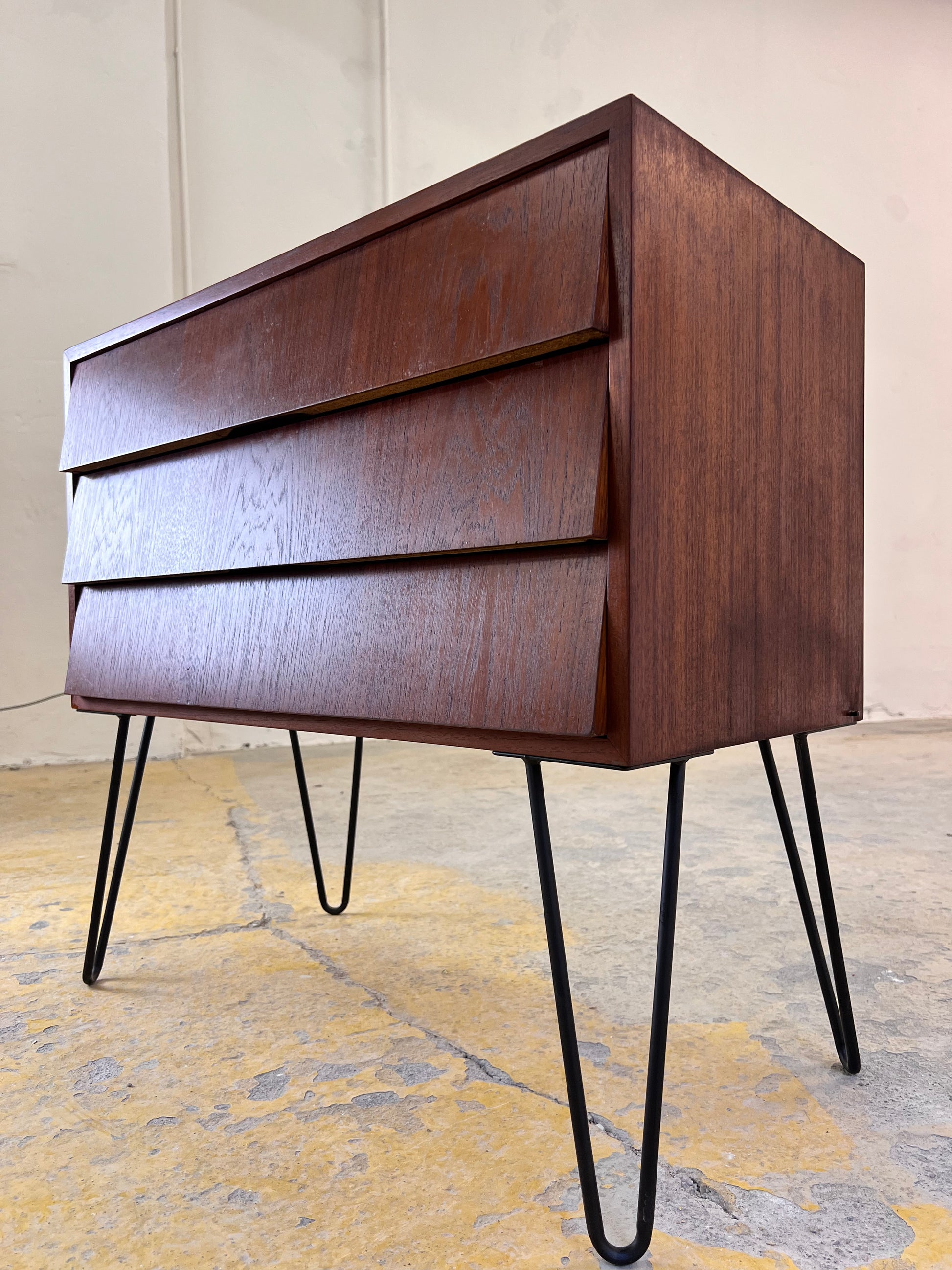 Kommode Nachtschrank Teak auf Hairpinlegs aus Dänemark