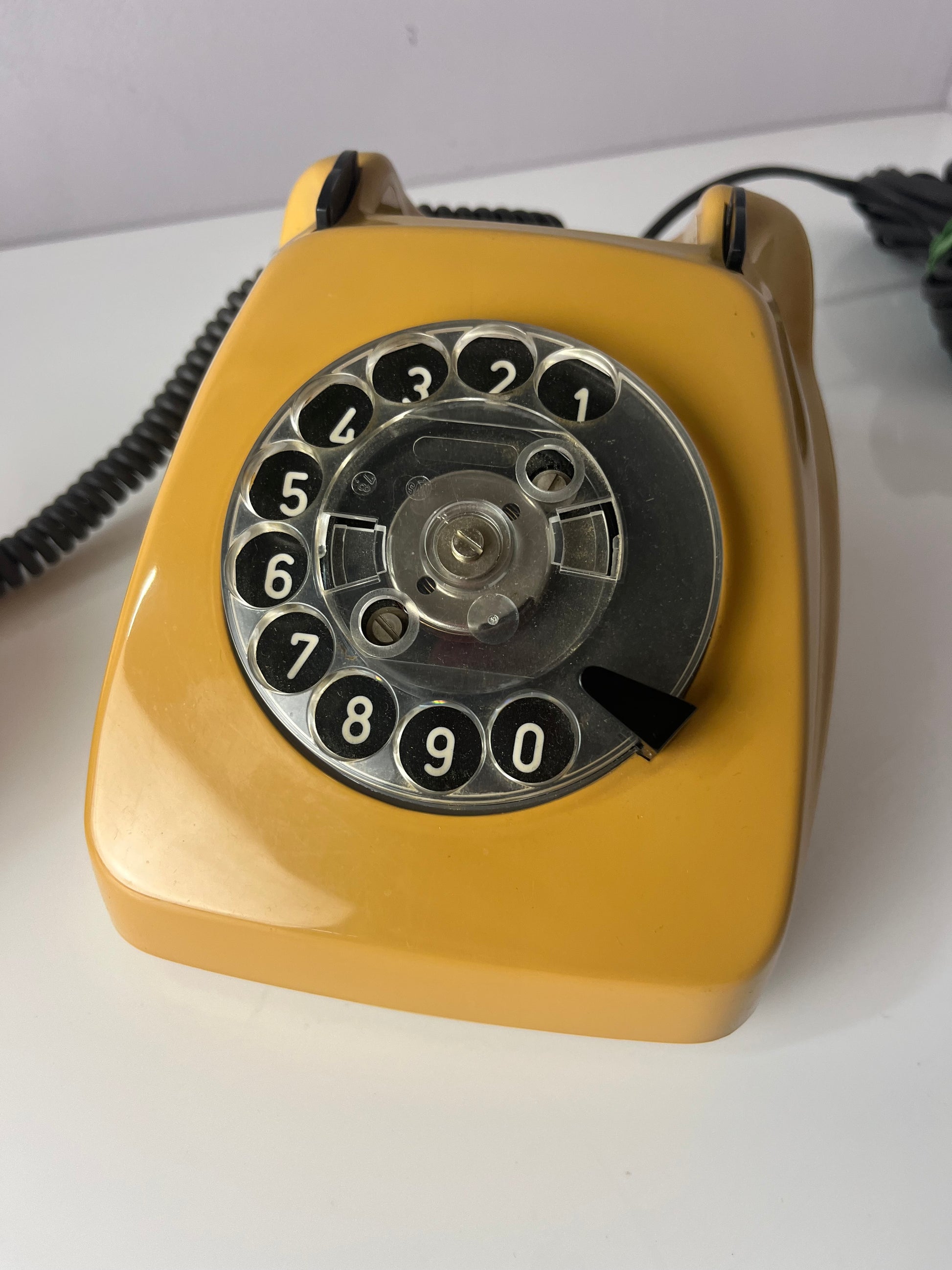 Telefon FeTap 611-2a gelb mit Wählscheibe und Kabel