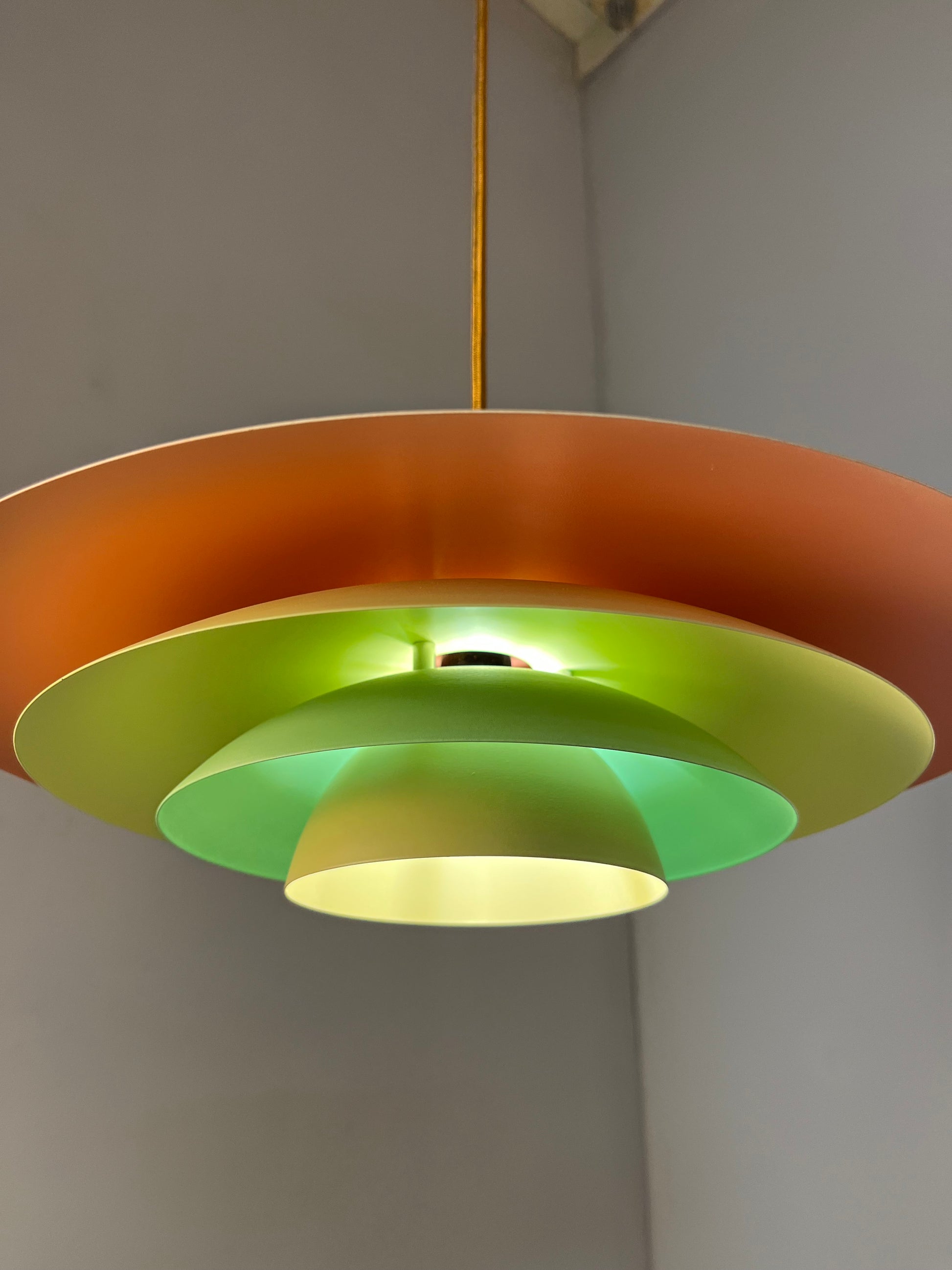 Lamellenlampe neu lackiert peach gelb mint aus Dänemark