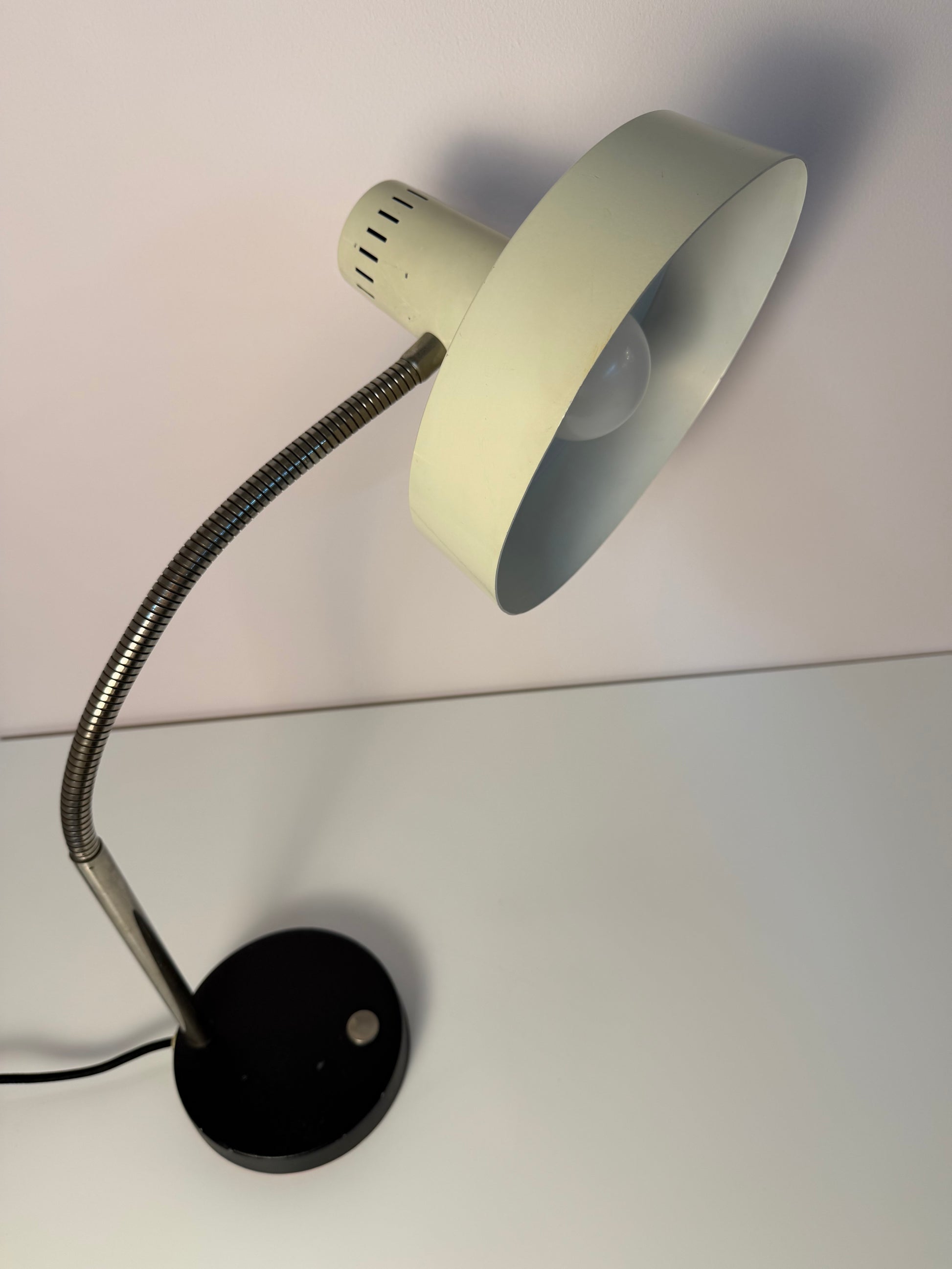 Schreibtischlampe altweiß mit beweglichem Arm