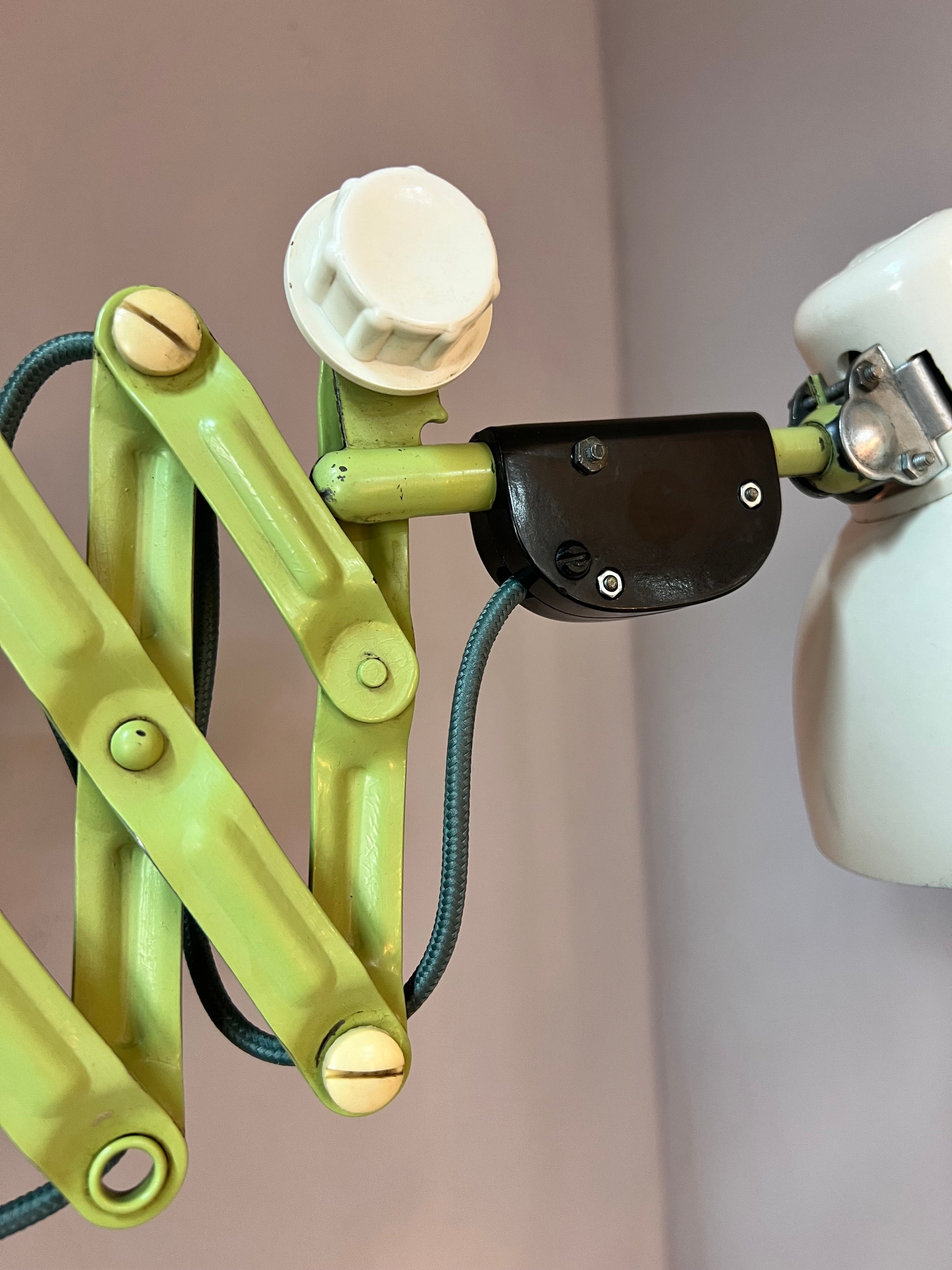 Scherenlampe mint creme von VEB Zweckleuchtenbau Dresden