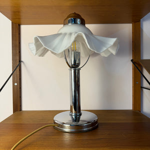 Tischlampe mit gewelltem Glasschirm & Chrom