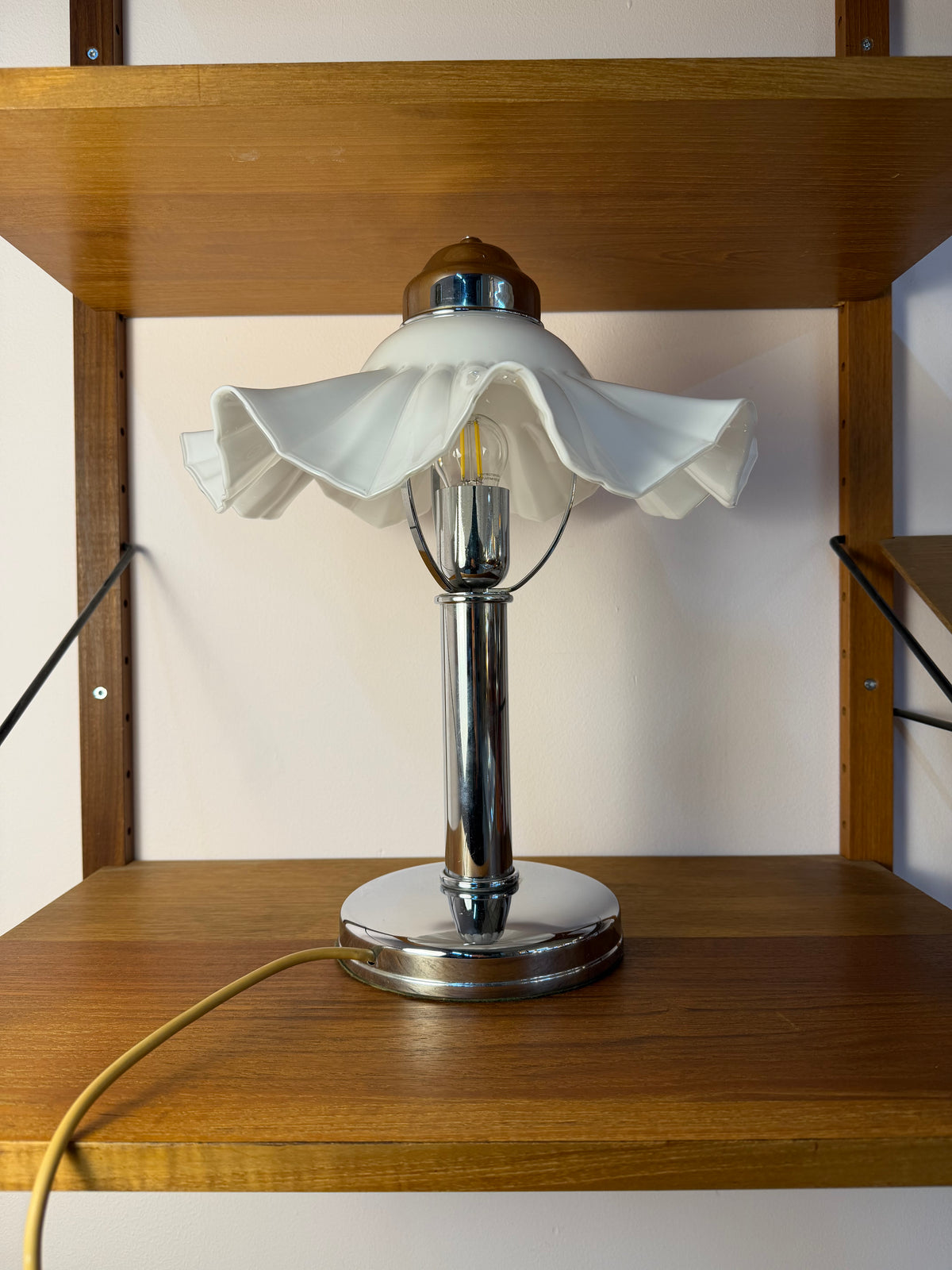 Tischlampe mit gewelltem Glasschirm & Chrom