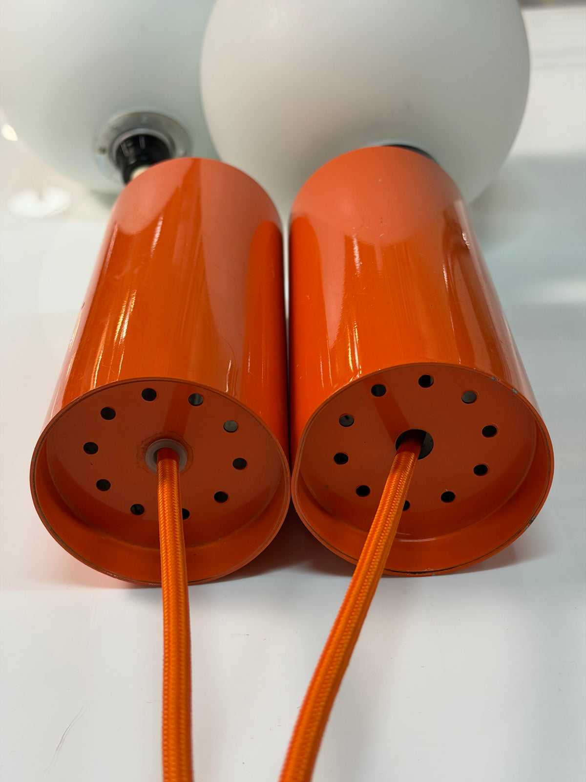 Set: 2x Hängelampe orange mit Opalglas Globus