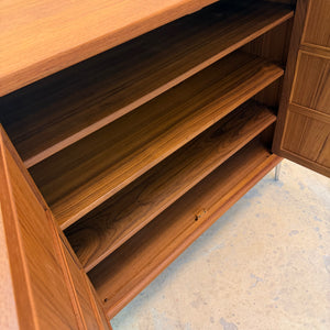 Schrank Teak mit neuen Chromfüßen aus Dänemark