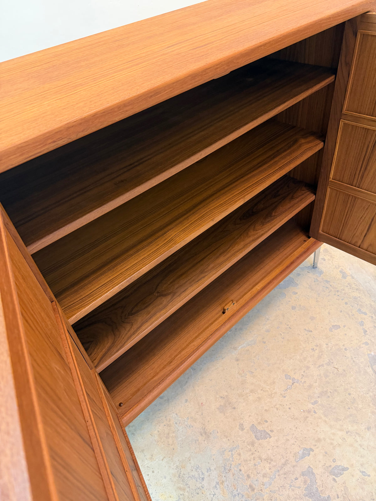 Schrank Teak mit neuen Chromfüßen aus Dänemark