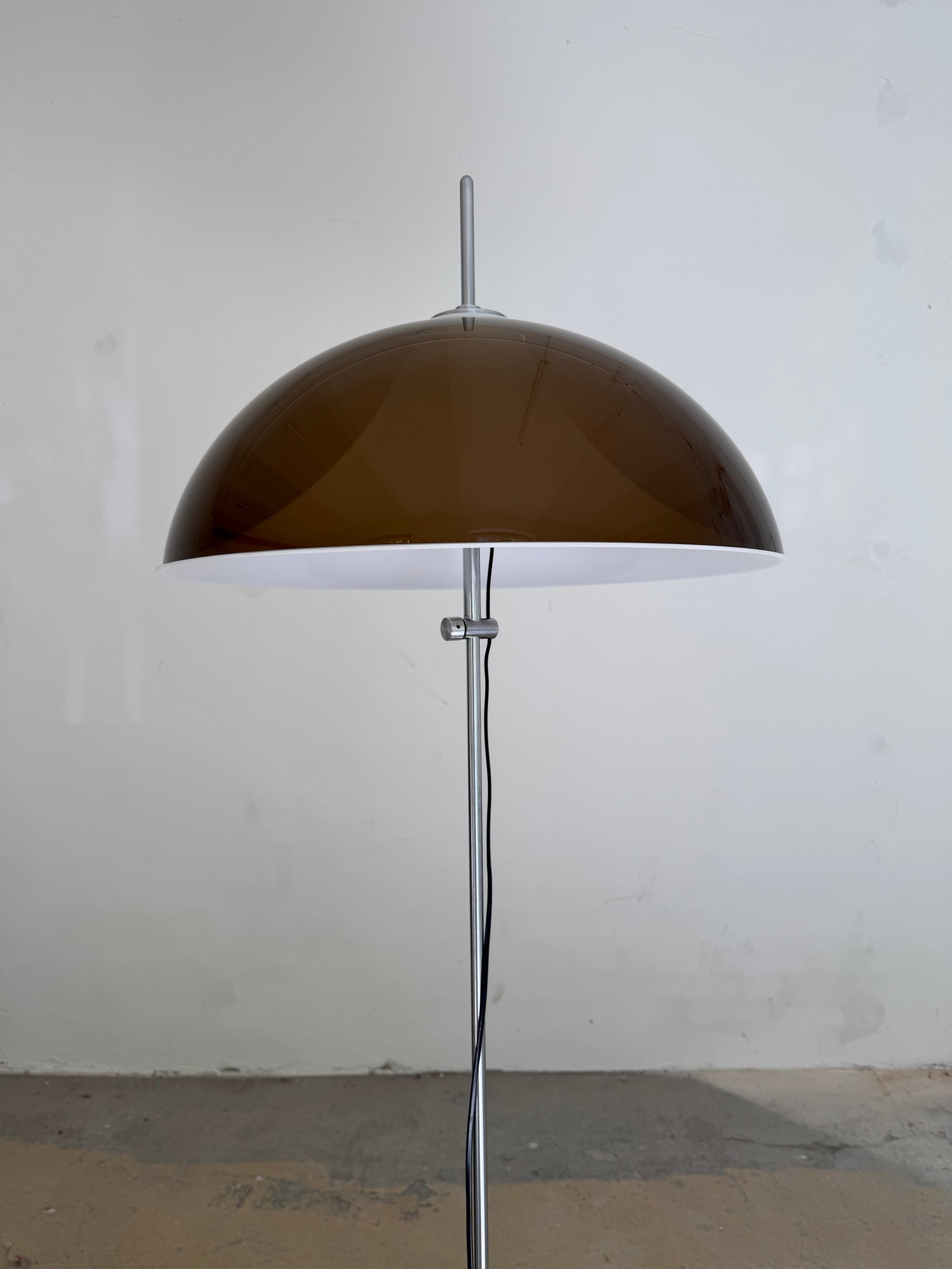 Stehlampe braun weiß Acryl Chrom von Elio Martinelli