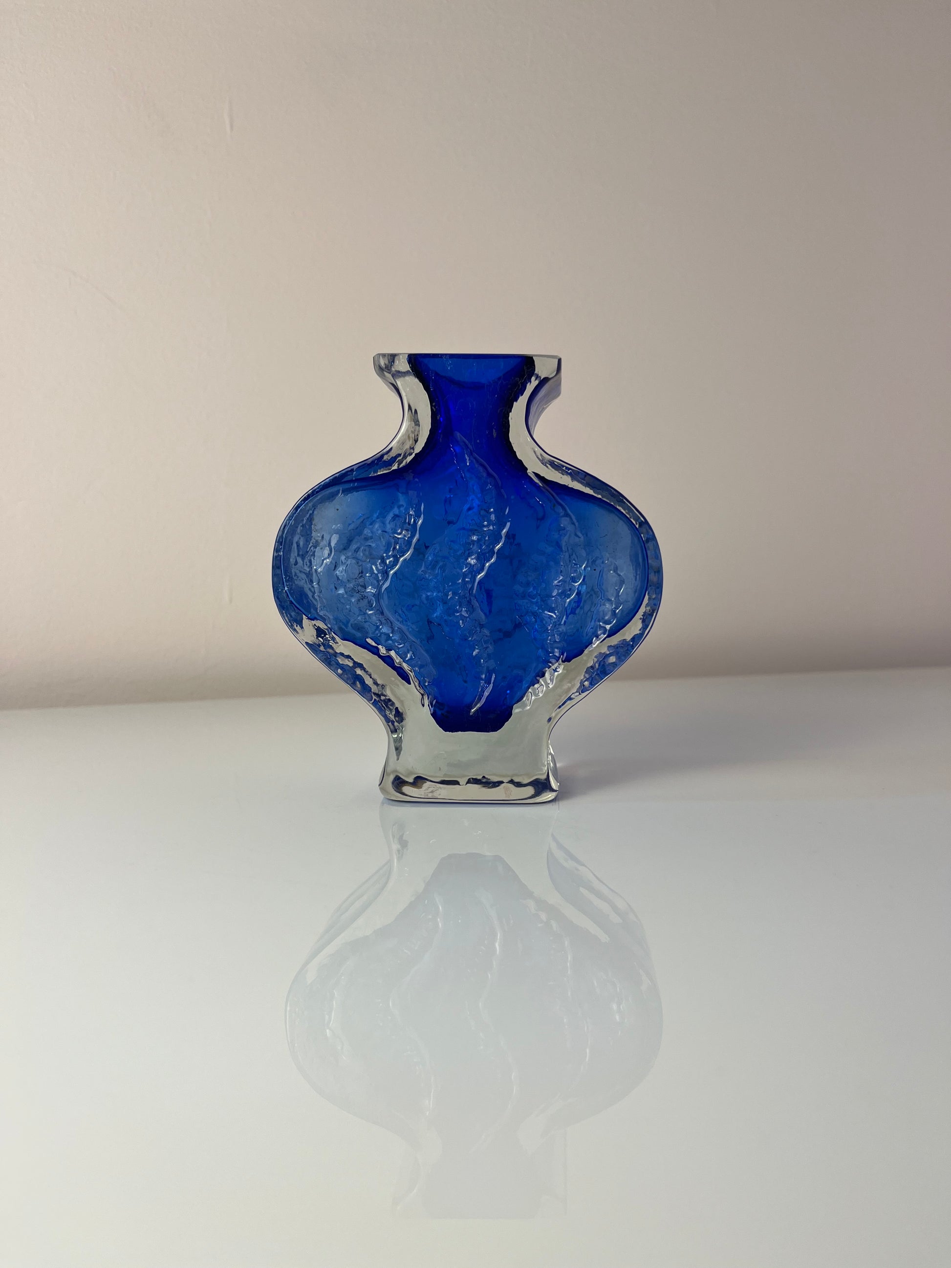 Vase blau mit Gravur von Ingrid Glas