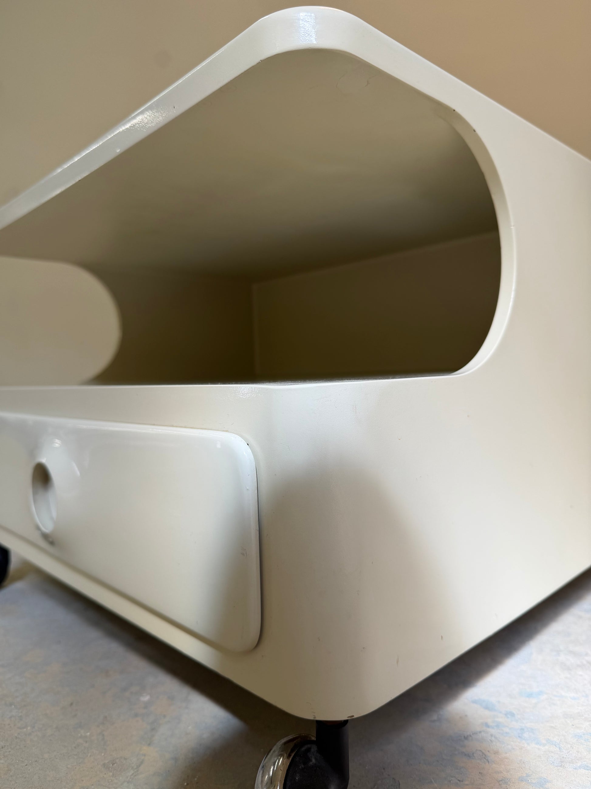 Nachtschrank / Beistelltisch weiß auf Rollen von OPAL Möbel