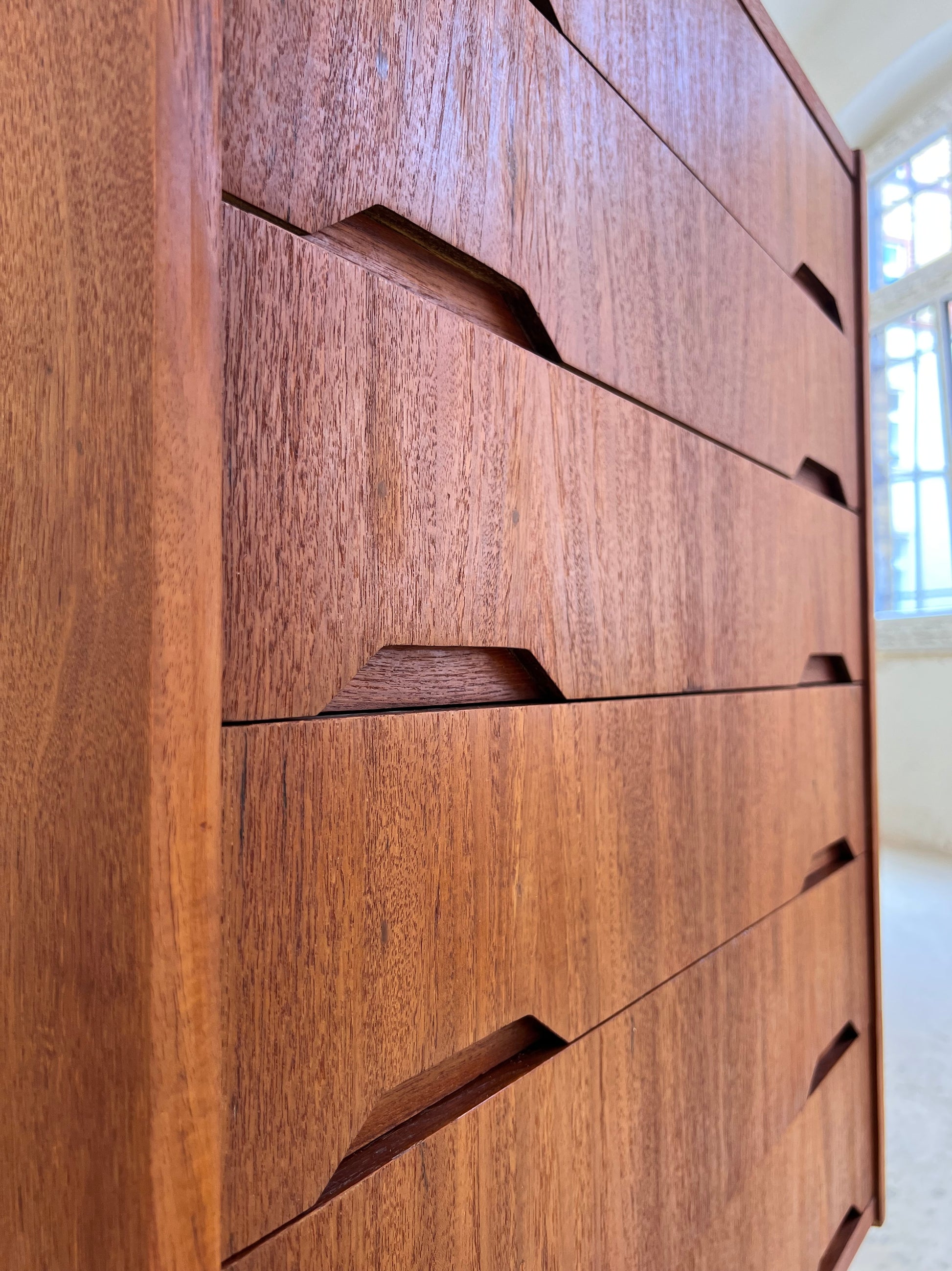 Kommode Teak mit eingelassenen Griffen aus Dänemark