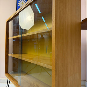 Vitrine Esche mit gelber Rückwand & neuen Hairpinlegs von Hellerau