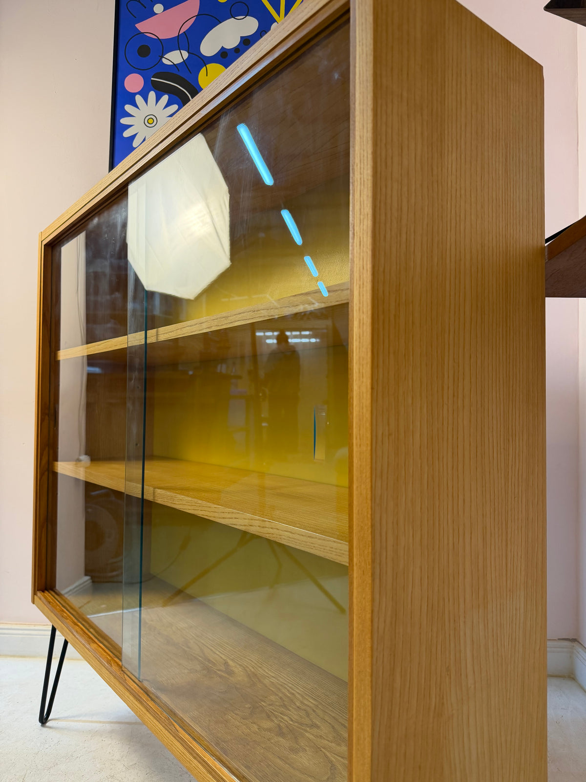 Vitrine Esche mit gelber Rückwand & neuen Hairpinlegs von Hellerau