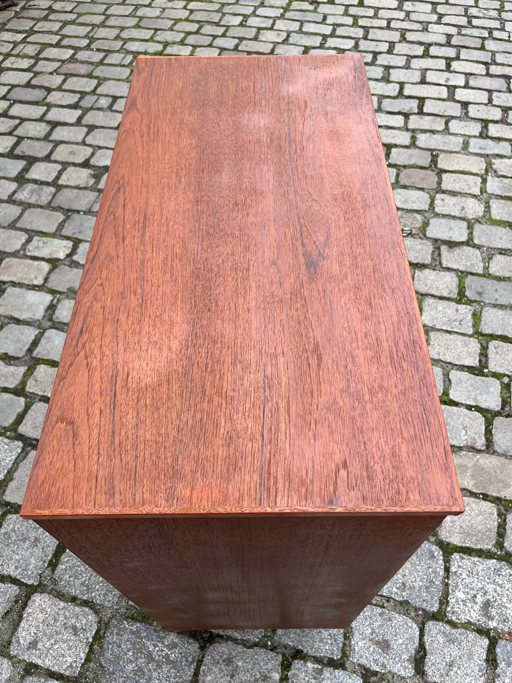 Kommode Teak mit geschwungenen Griffen