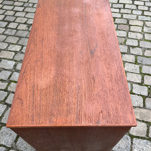 Kommode Teak mit geschwungenen Griffen