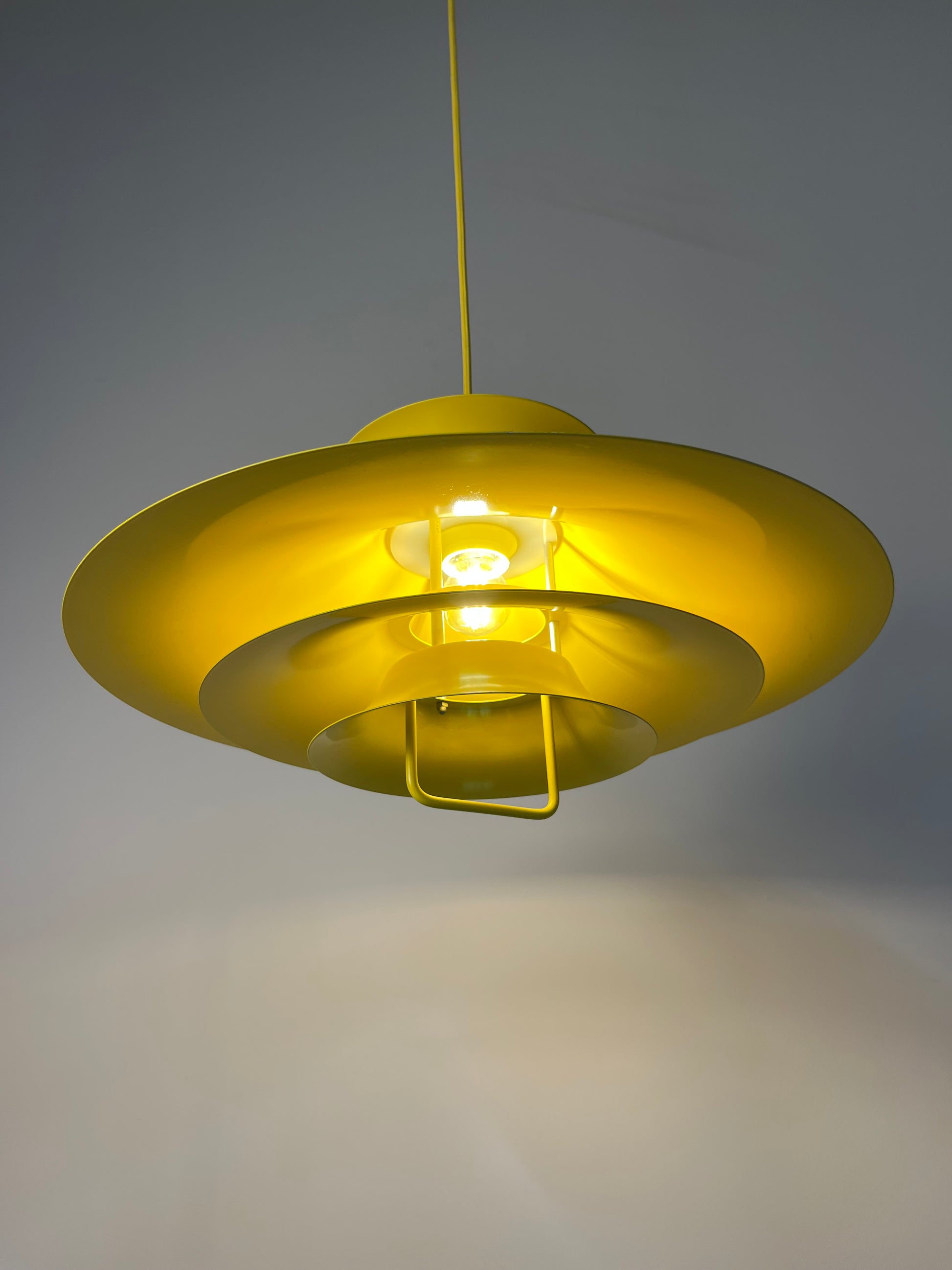 Lamellenlampe neu lackiert gelb aus Dänemark