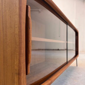 Sideboard Vitrine Teak mit Chromfüßen von Dyrlund