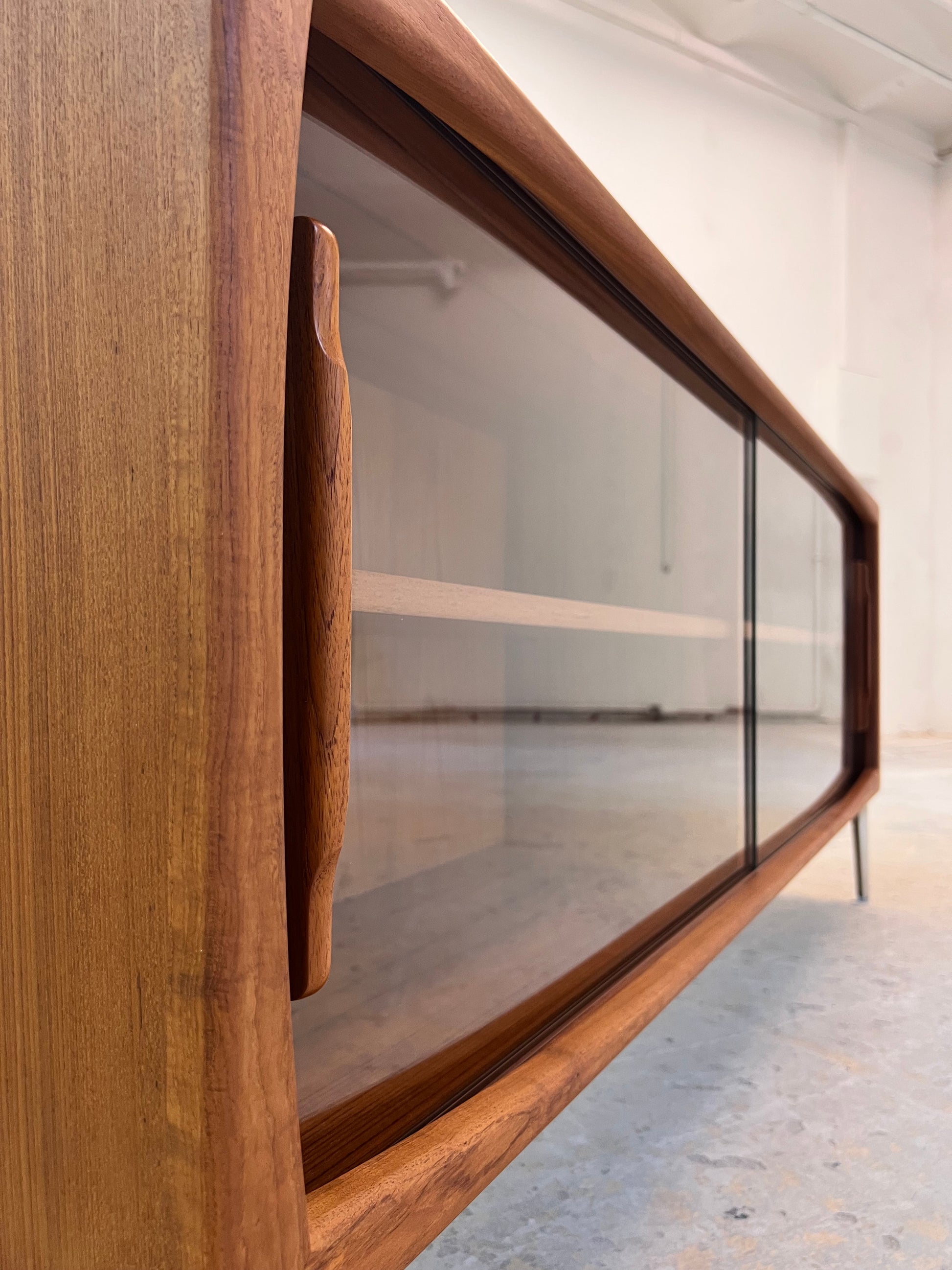 Sideboard Vitrine Teak mit Chromfüßen von Dyrlund