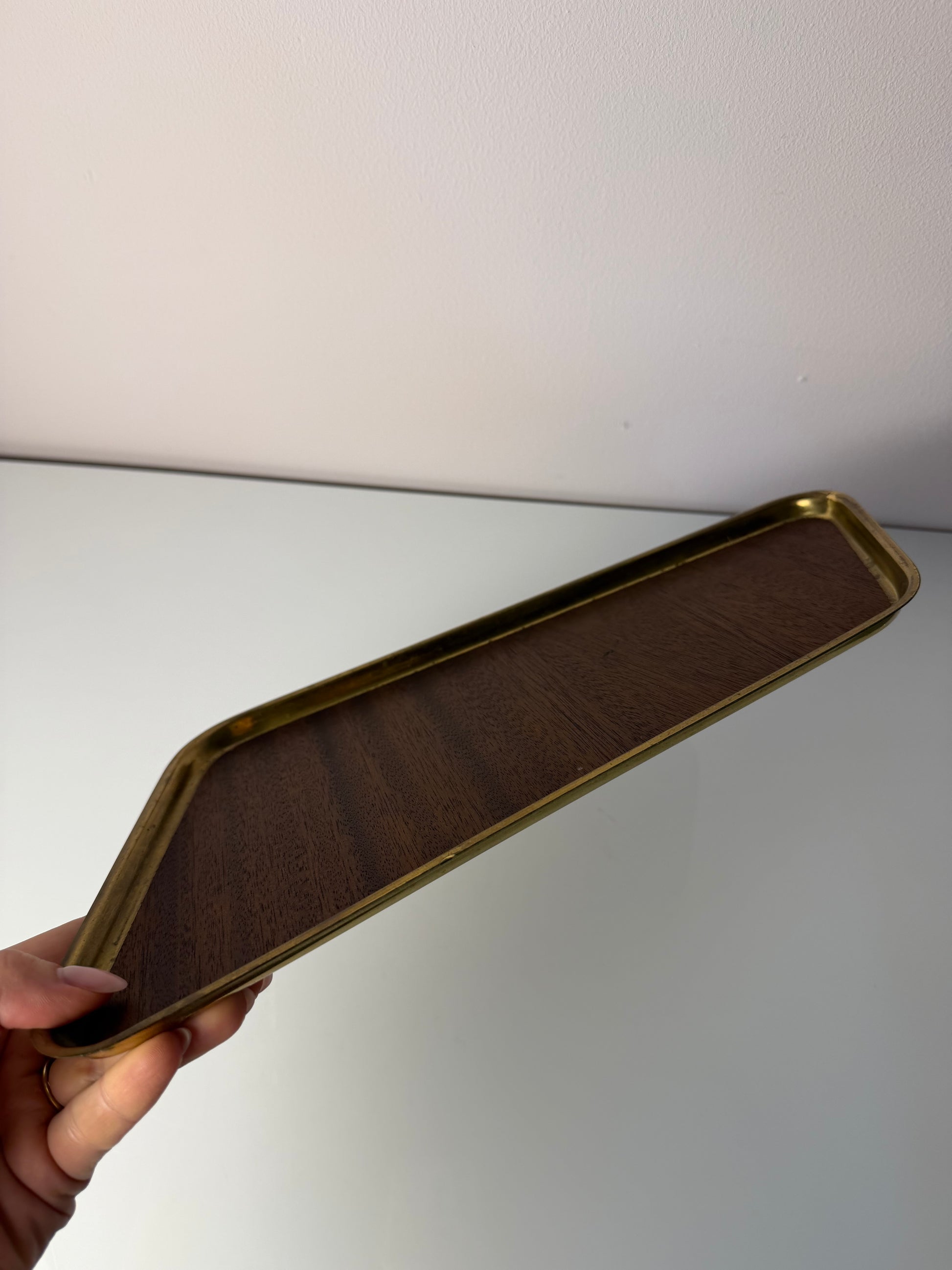 Asymmetrisches Tablett Messing Teak Furnier aus Dänemark