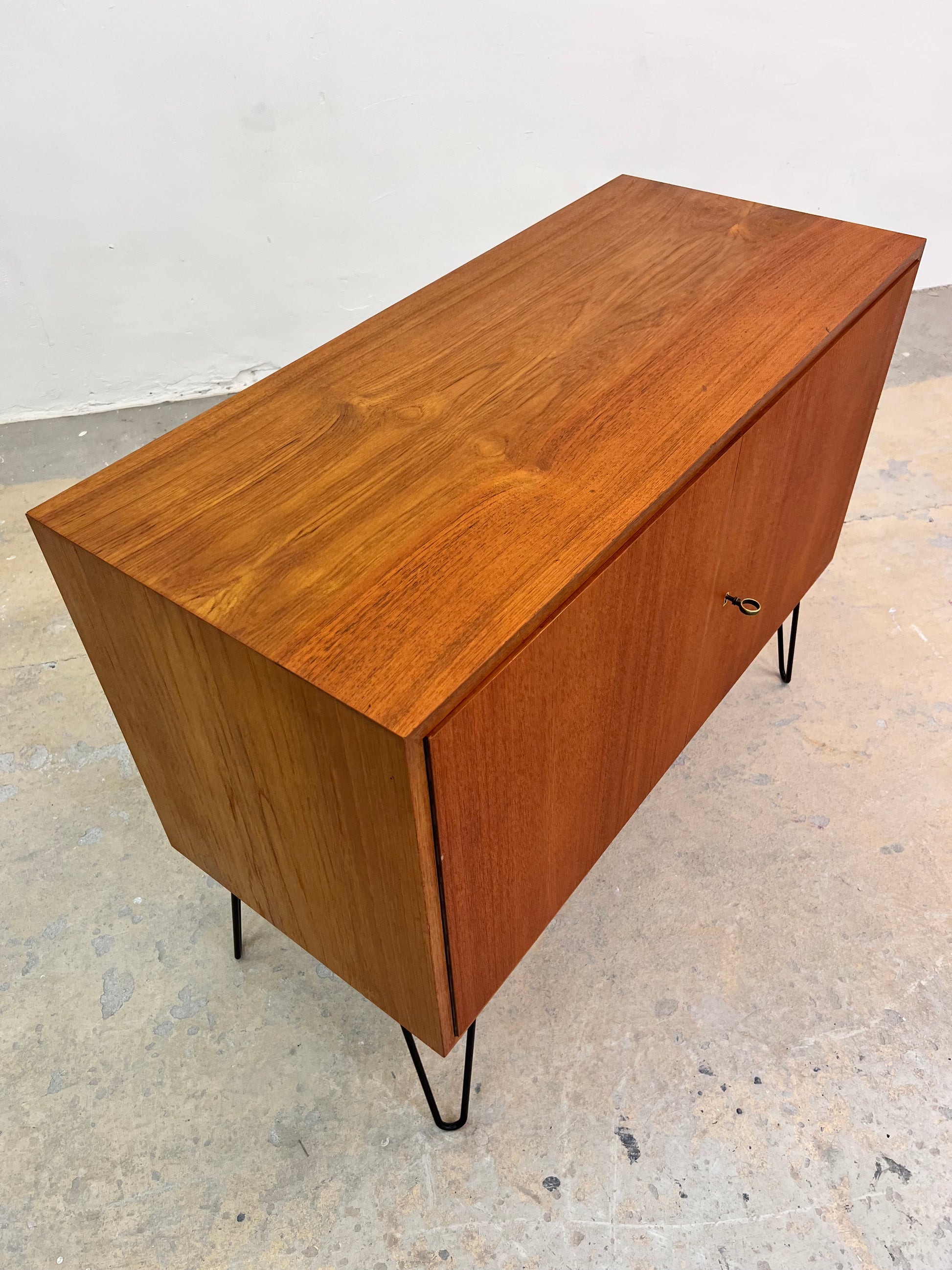 Schrank Teak auf Hairpinlegs
