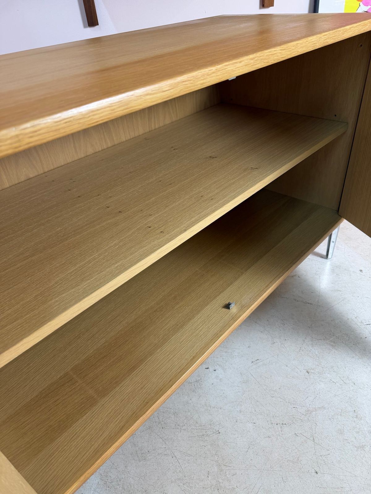 Schrank Eiche mit neuen Chromfüßen von WK Möbel