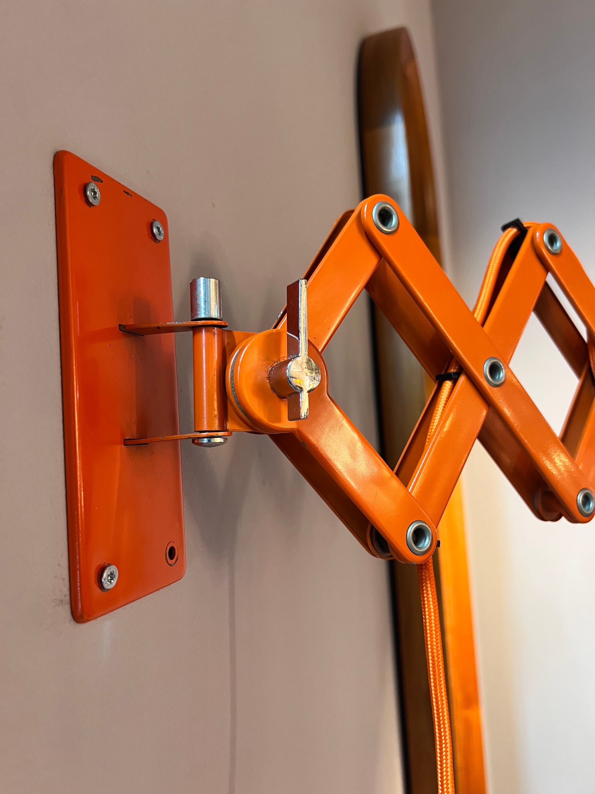 Wandlampe orange von Hustadt Scherenlampe