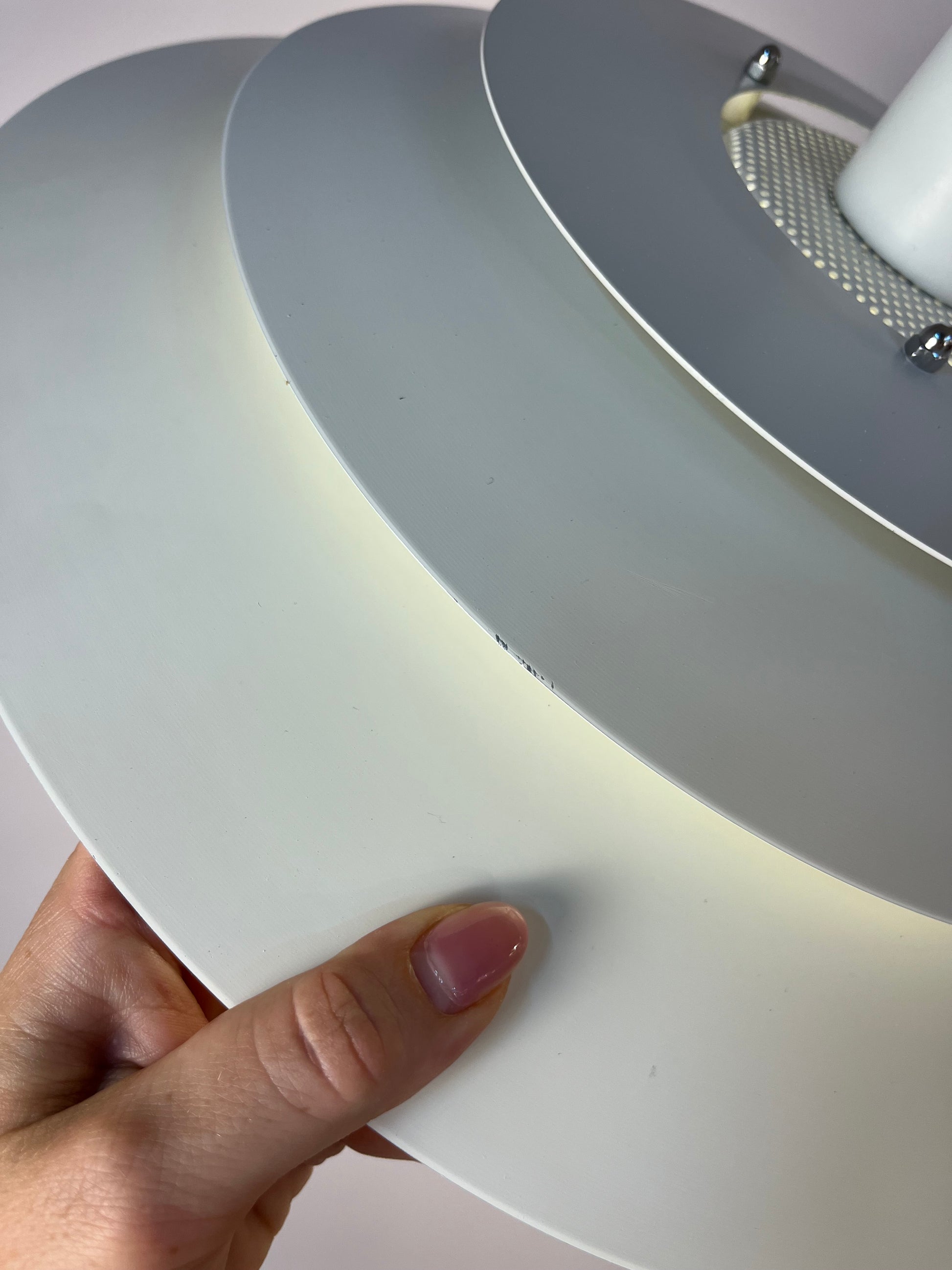 Lamellenlampe weiß mit marmorierter Glaslamelle von Jeka
