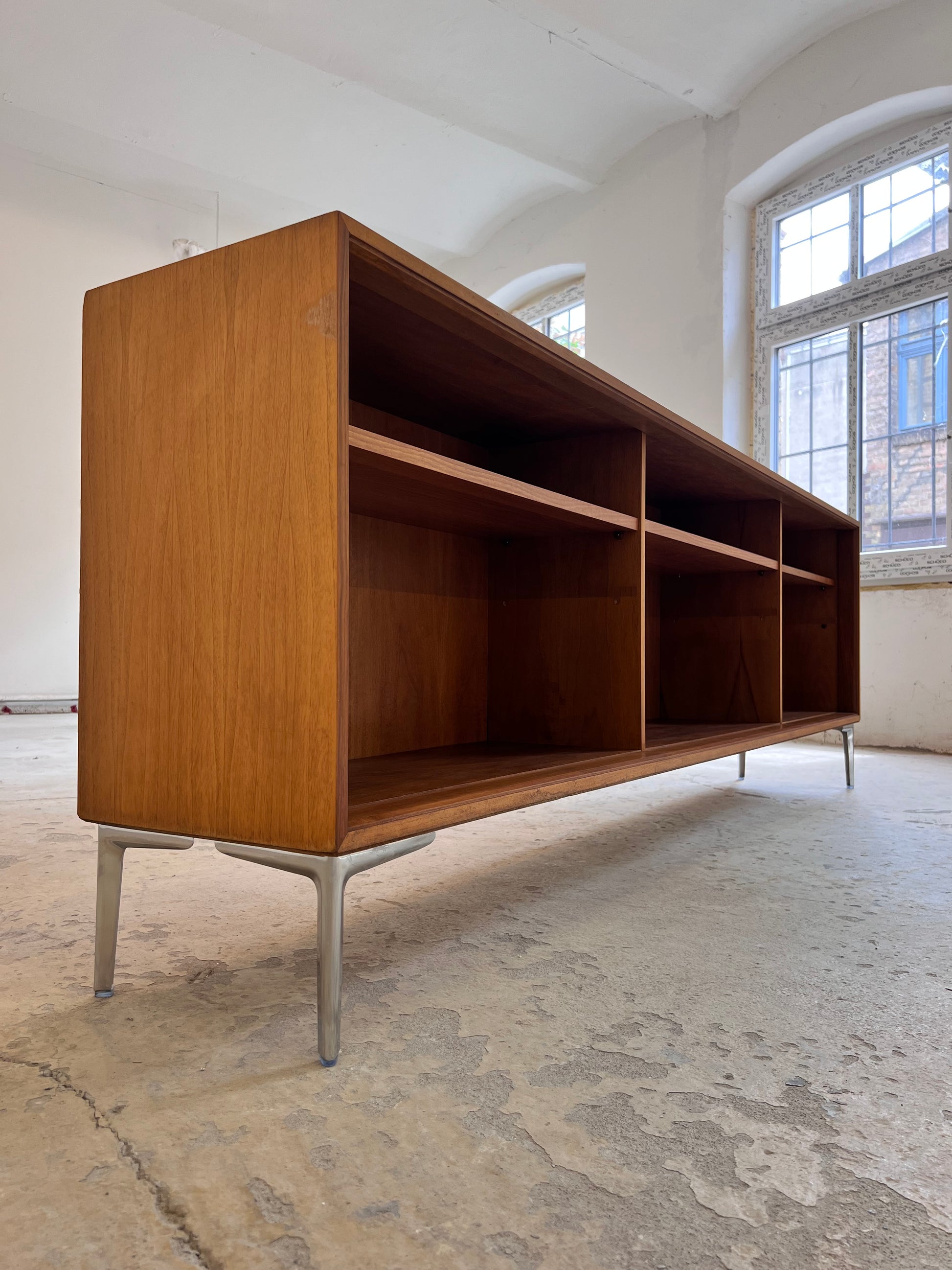 Sideboard Regal Nussbaum mit neuen Chromfüßen