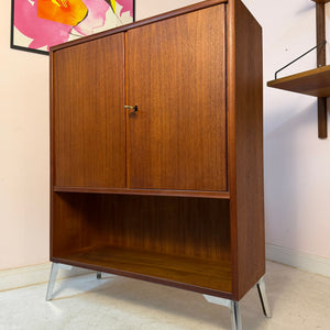 Schrank Teak mit Regalfach, Schloss & neuen Chromfüßen von Heinrich Riestenpatt