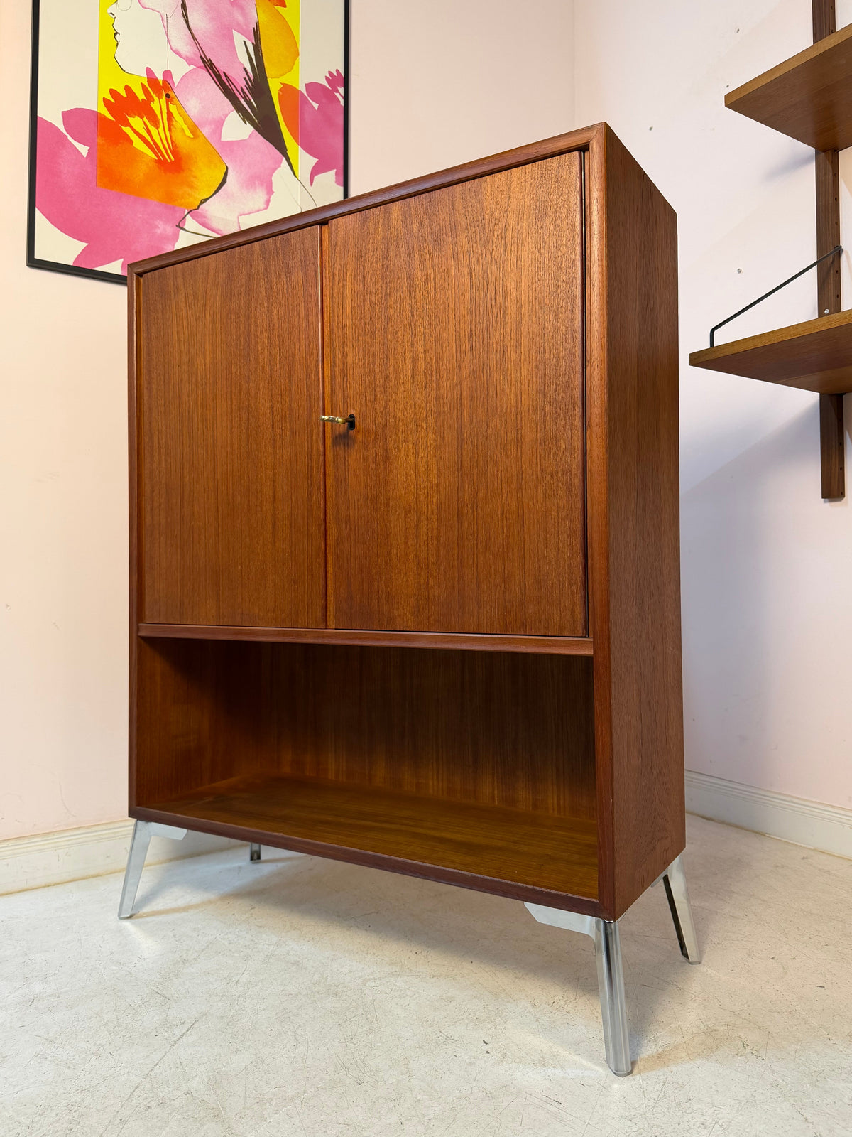 Schrank Teak mit Regalfach, Schloss & neuen Chromfüßen von Heinrich Riestenpatt