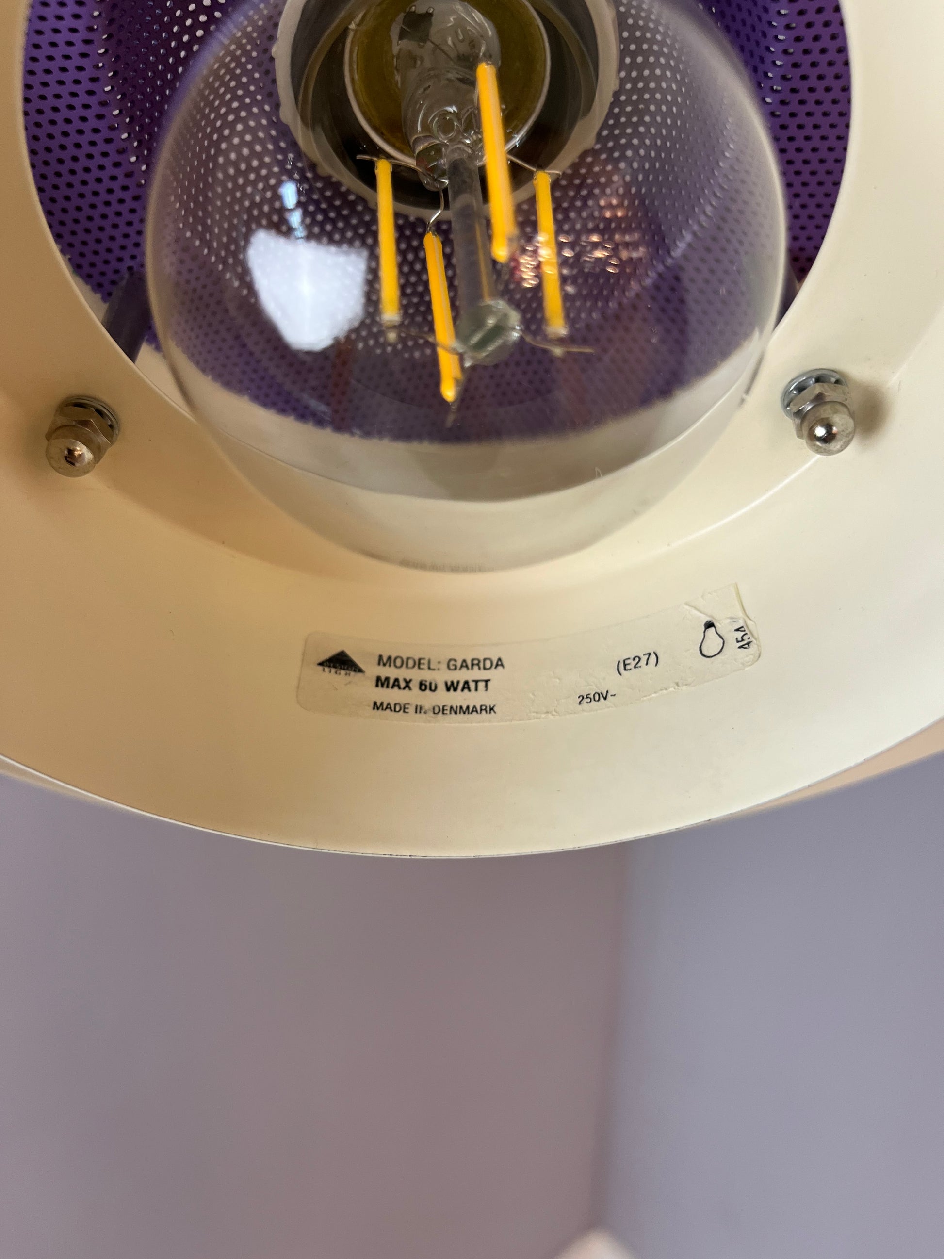 Lamellenlampe Modell Garda lila weiß von Design Light